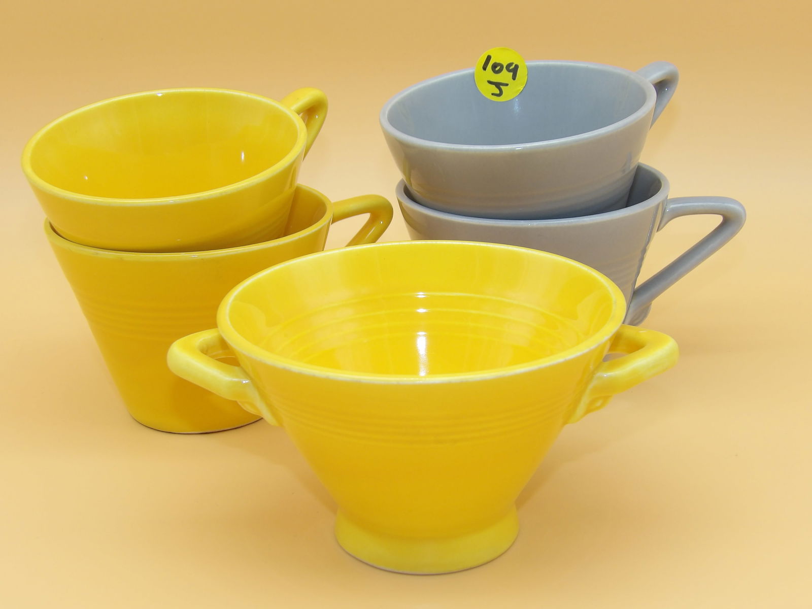 Homer Laughlin Harlequin Sugar Bowl & 4 Mugs: This lot of vintage Homer Laughlin includes a sugar bowl (Classic Yellow) and 4 stylish mugs (Classic Yellow & Gray). Measures: 3" x 5.5" x 4.5" & 3" x 5" x 3.5"