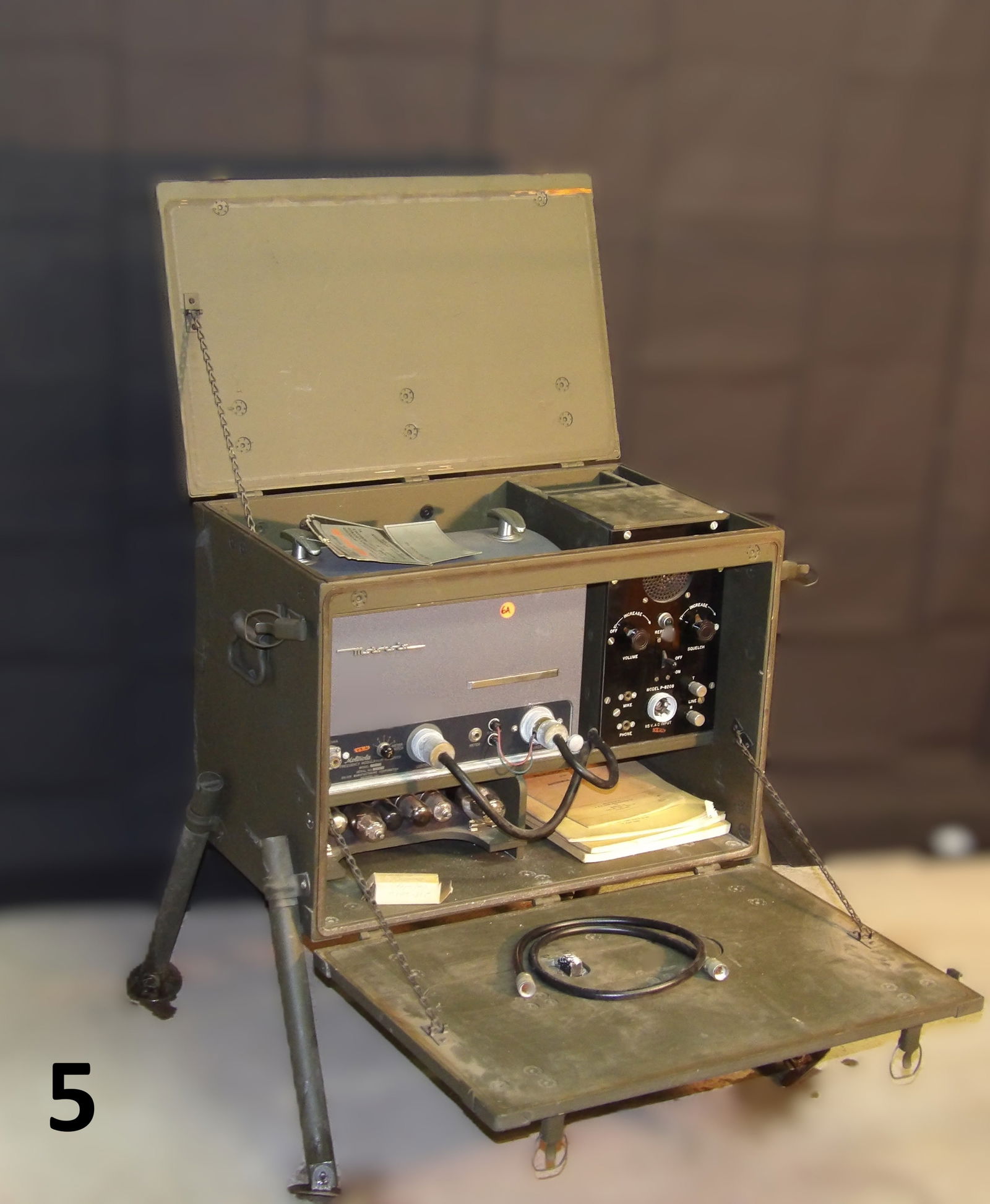 WW2 Motorola Field Radio FSKR-15BD (1 of 13)