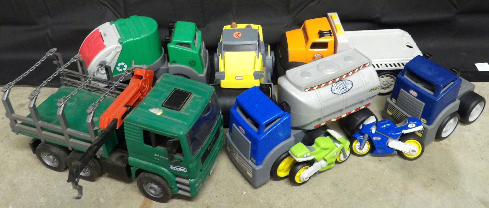 Little Tykes Rugged Riggs Trucks (8 pcs (1 of 4)