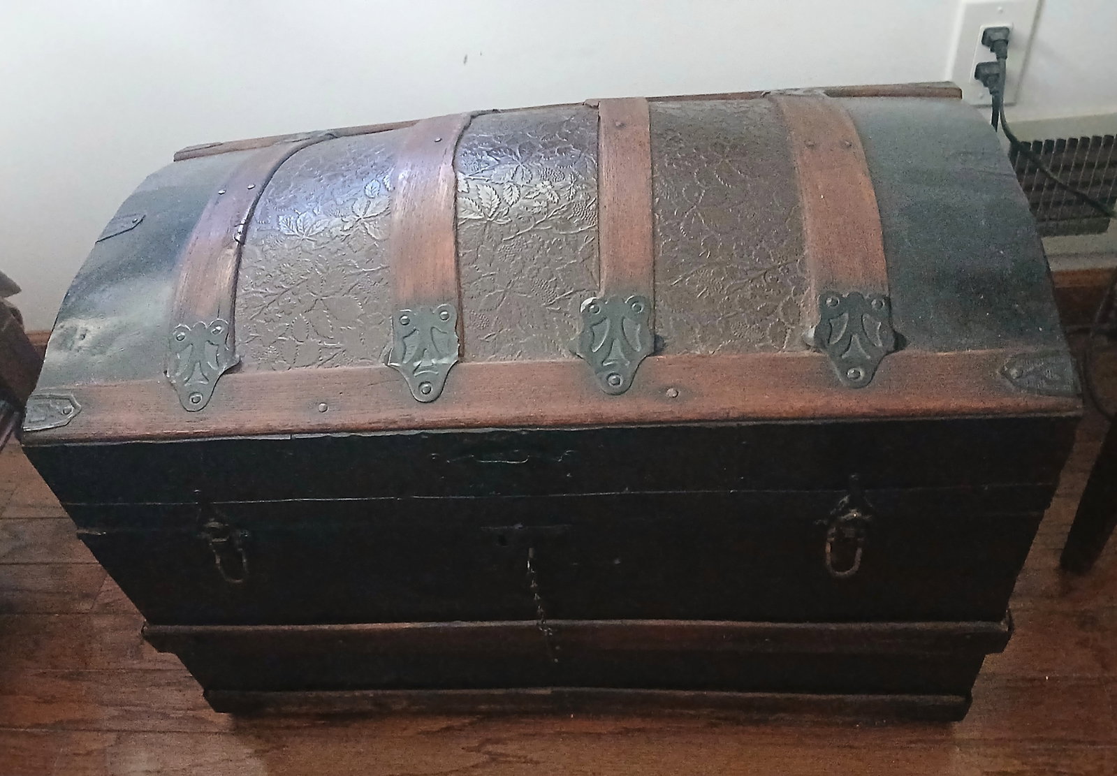 Antique Steamer Trunk (1 of 2)