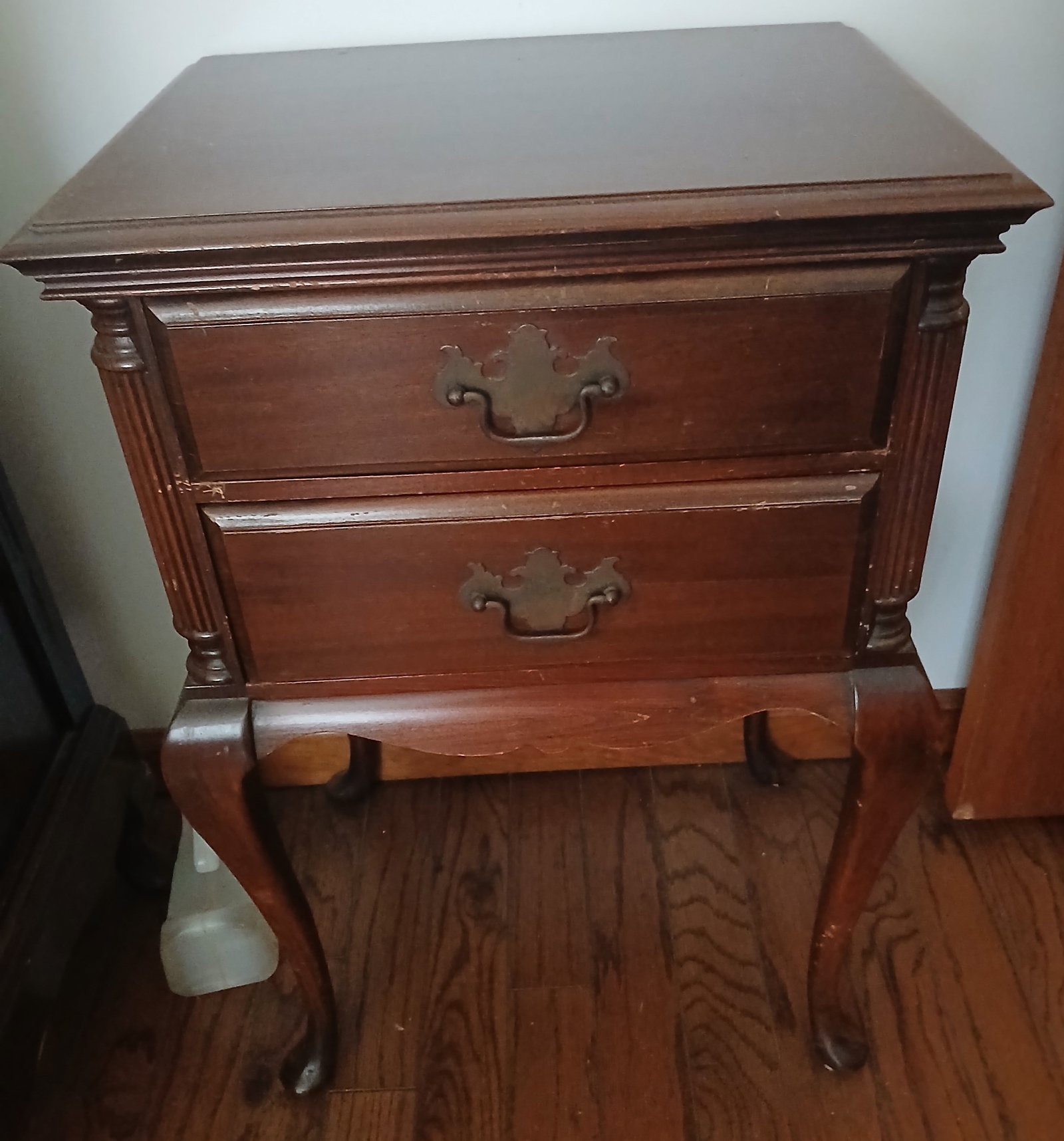 Thomasville Queen Anne Style End Table (1 of 2)