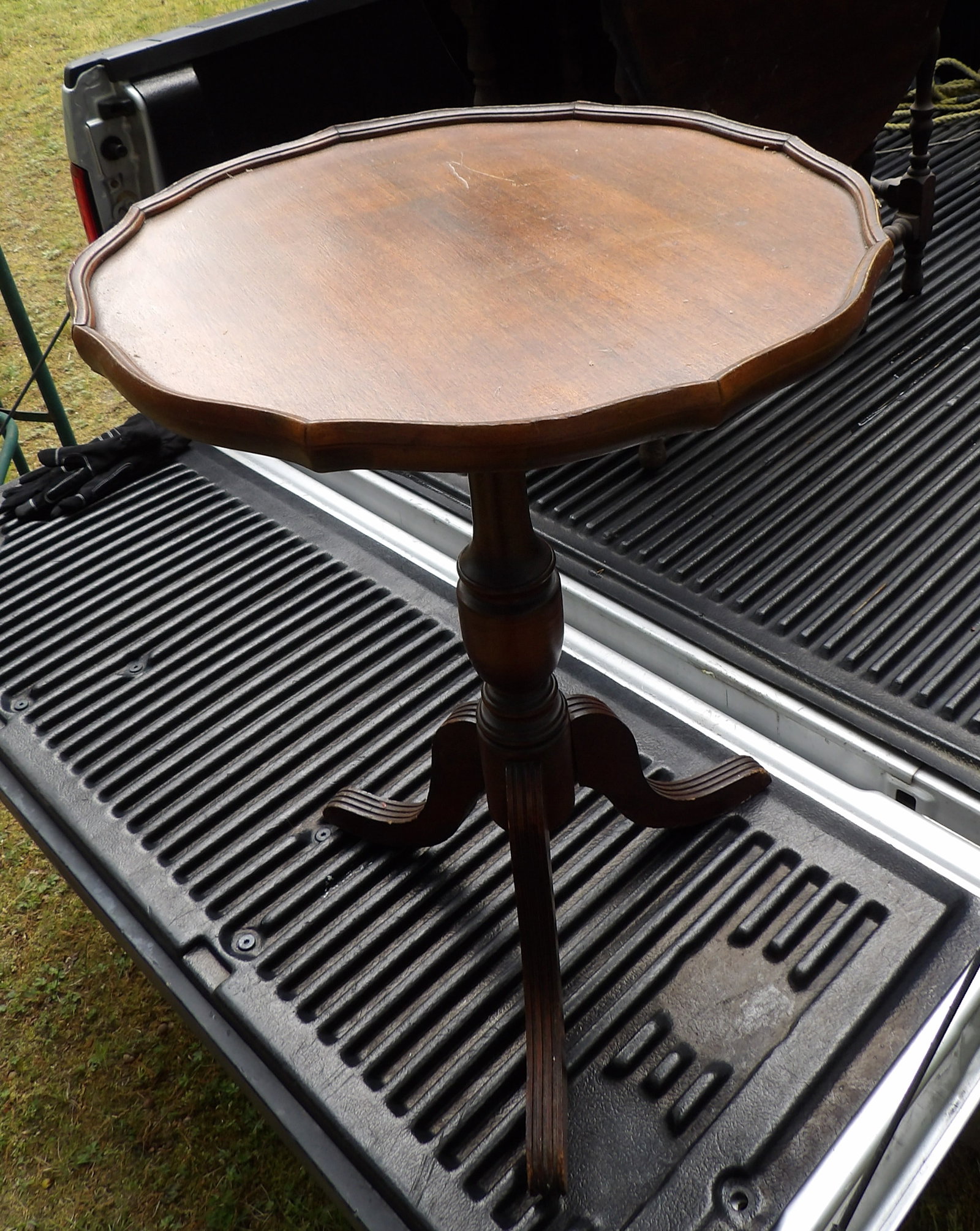 Pie Crust Edge Tripod Side Table: This lot features a lovely Pie Crust Edge Tripod Side Table -NO SHIPPING AVAILABLE FOR THIS ITEM - PICK UP ONLY