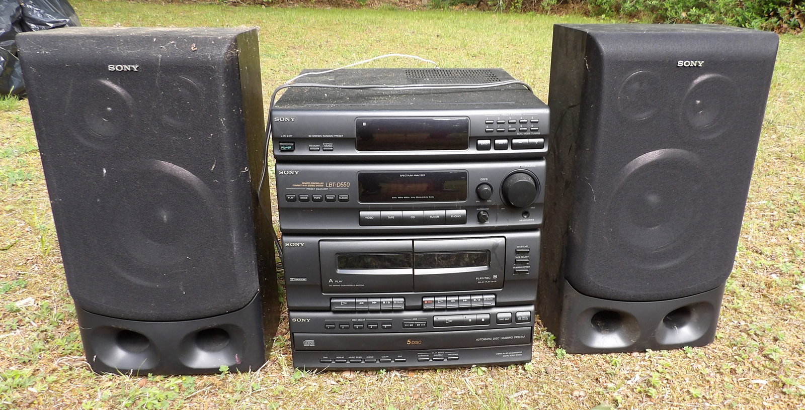 Sony LBT-D550 Stereo: This lot features a Sony LBT-D550 Stereo w/ speakers. NO SHIPPING ON THIS ITEM - PICK UP ONLY