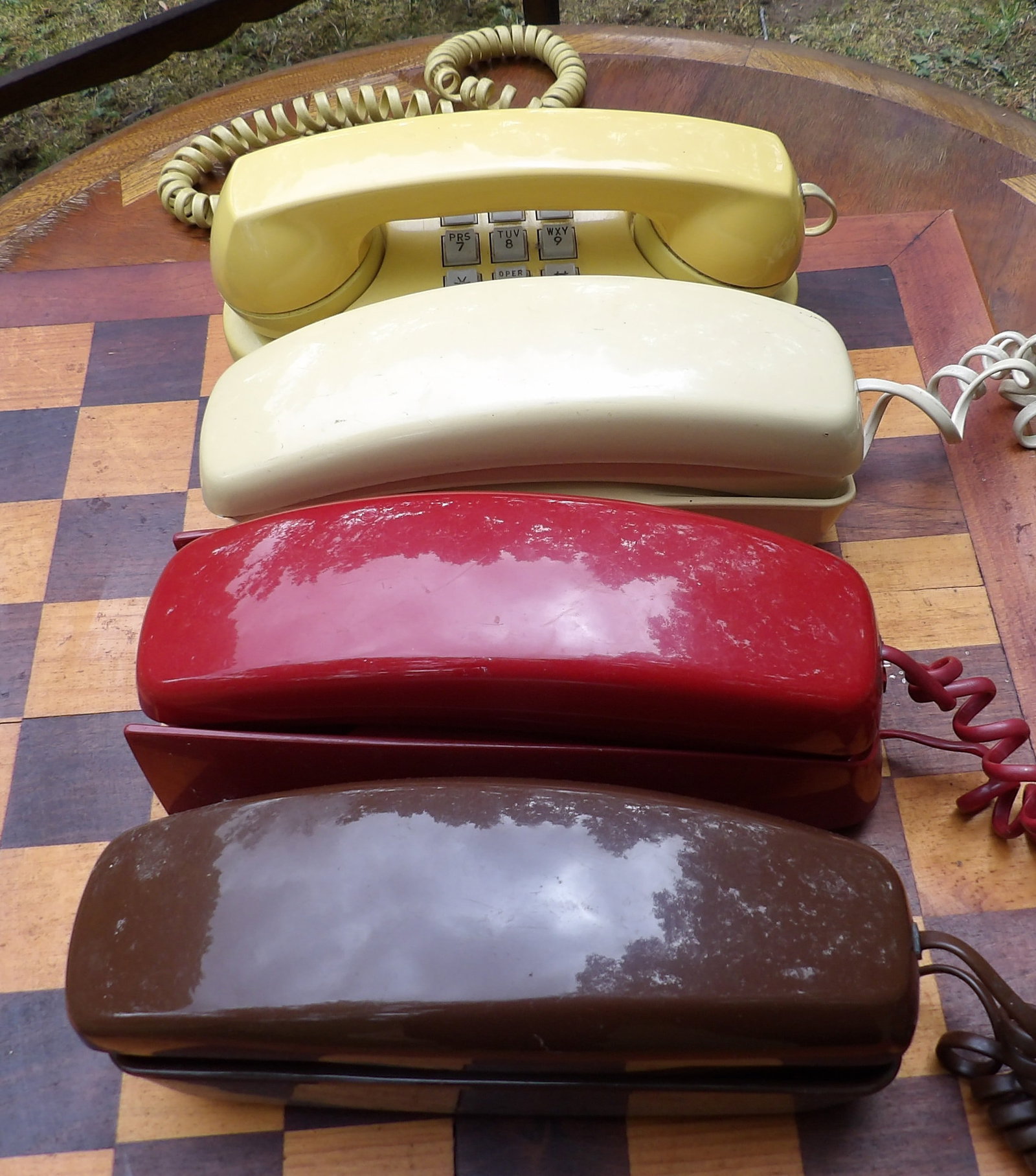 Vintage Telephones (4): This lot includes 4 vintage plastic telephones.