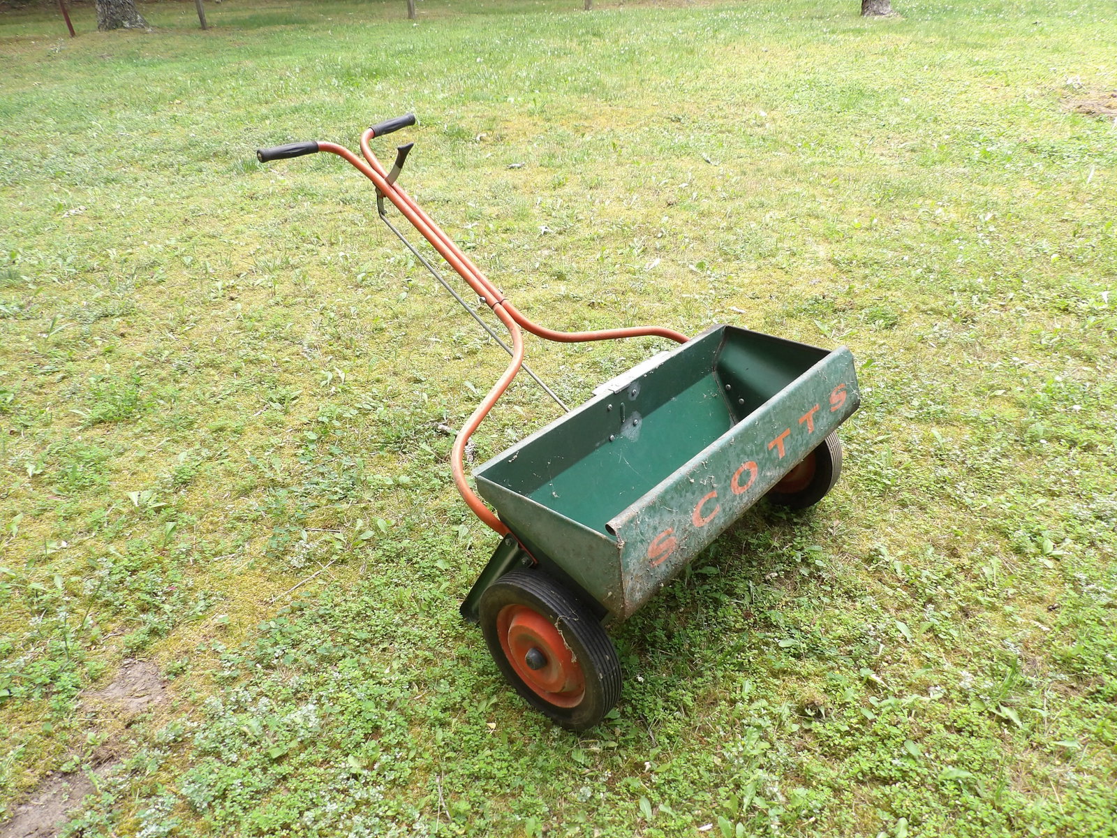 Vintage Scotts Drop Spreader (1 of 3)