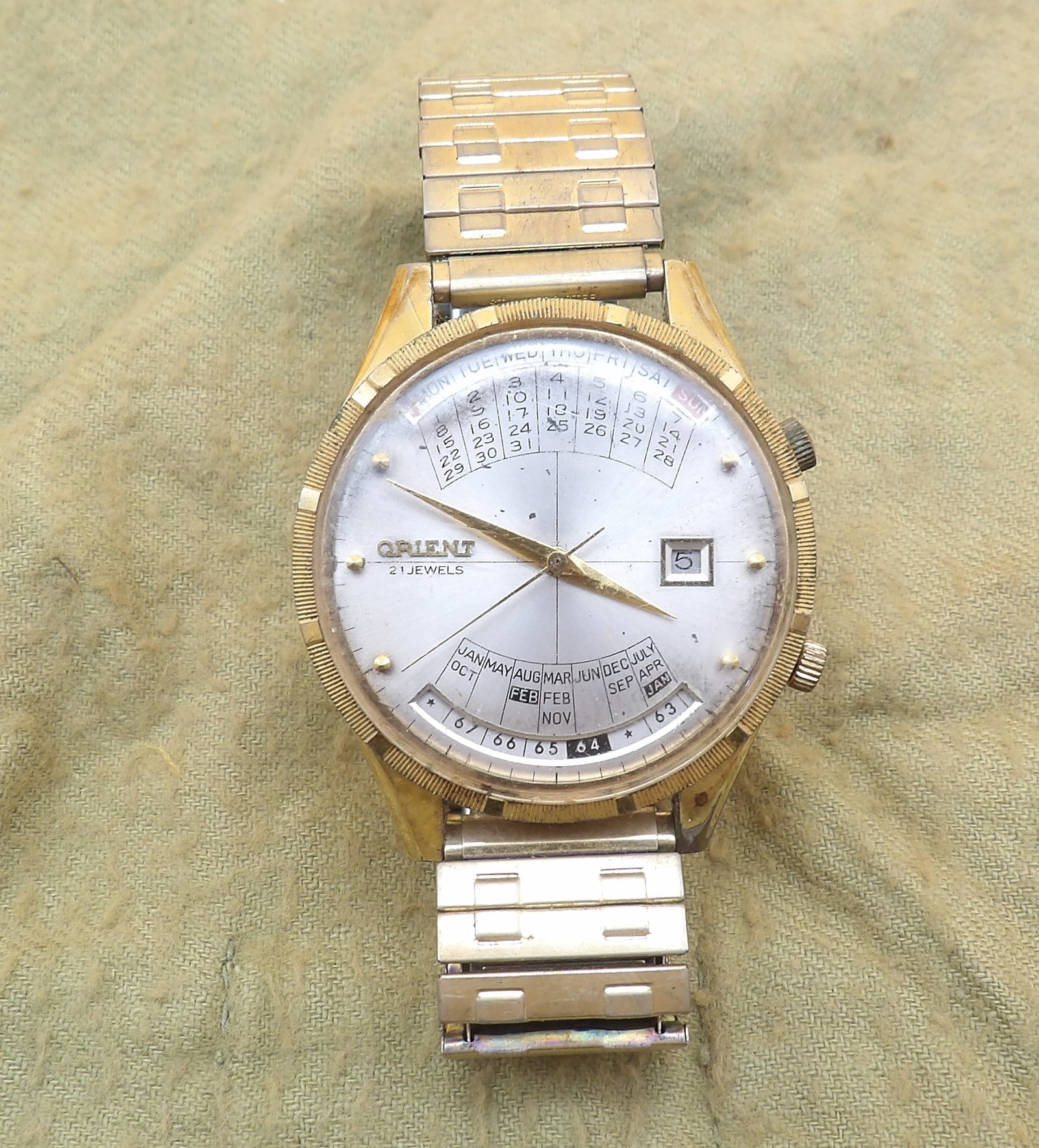 Orient Olympia Calendar Watch: This Orient Olympia Calendar Watch features 21 jewels and automatic action. Is in working condition.