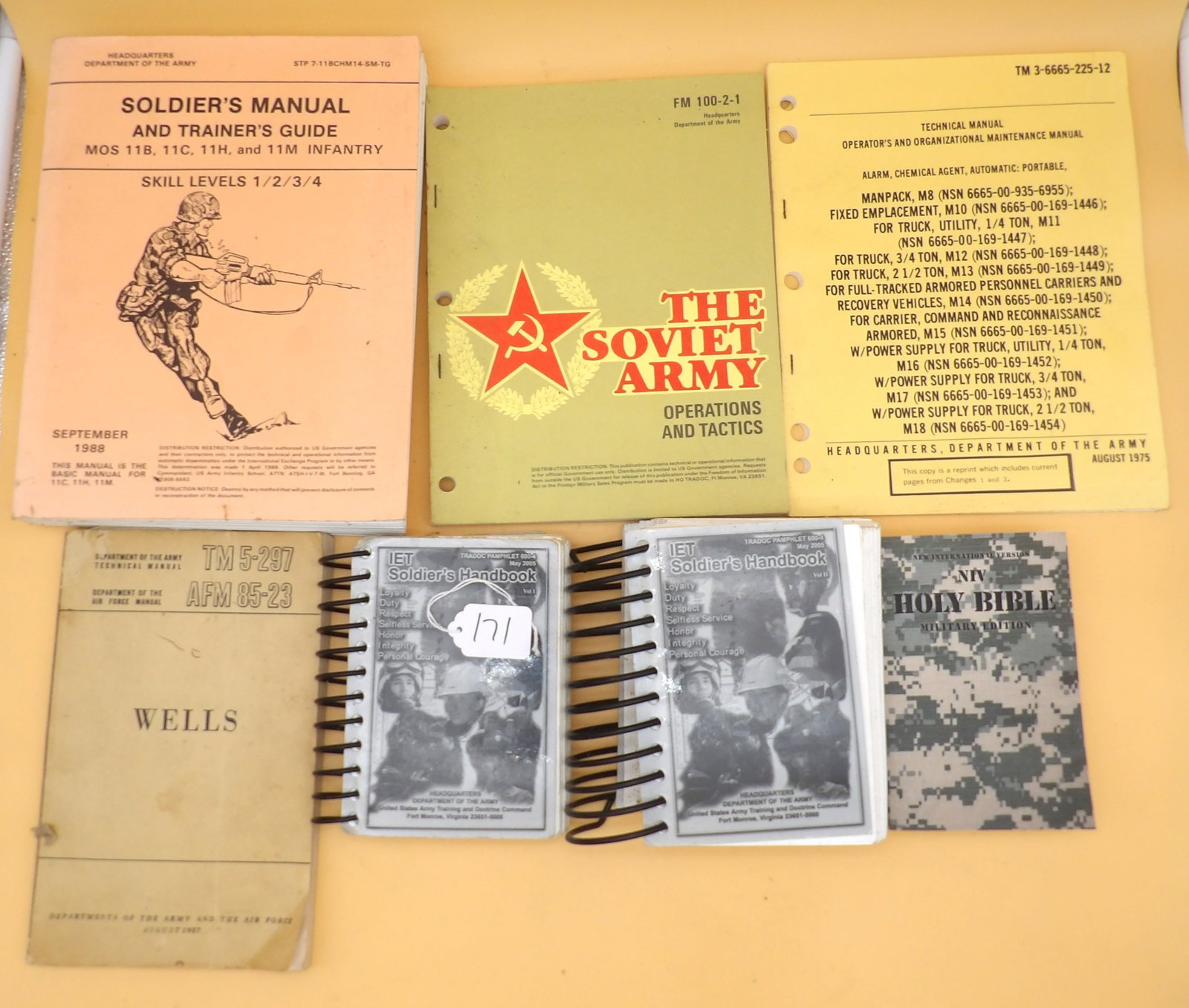 Vintage Military Information / Training Books (7 pcs) (1 of 6)
