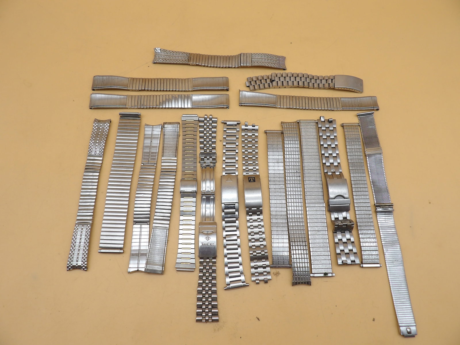 Metal Watch Bands (19 pcs): This 19-piece metal watchband lot includes Timex, JB, Speidel, and more.