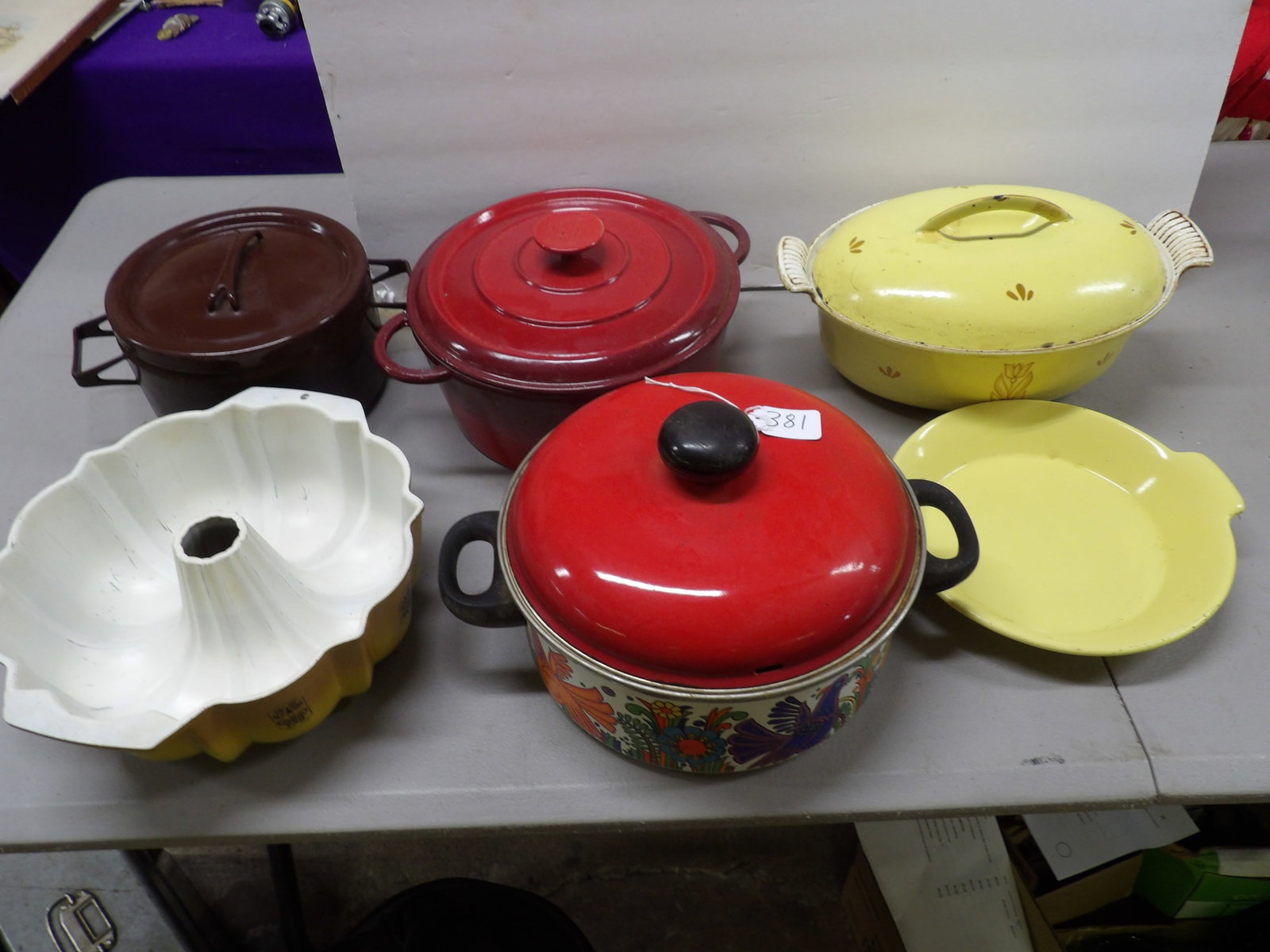 Bakeware / Crockware (6 pcs): This 6 piece lot includes enameled cooking pots, cake pan, dutch oven, and more. NO SHIPPING ON THIS ITEM - PICK UP ONLY