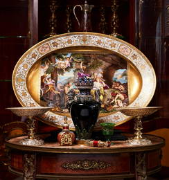 A FINE AND LARGE 19TH CENTURY VIENNA PORCELAIN DISH DEPICTING BACCHUS AND ARIADNE