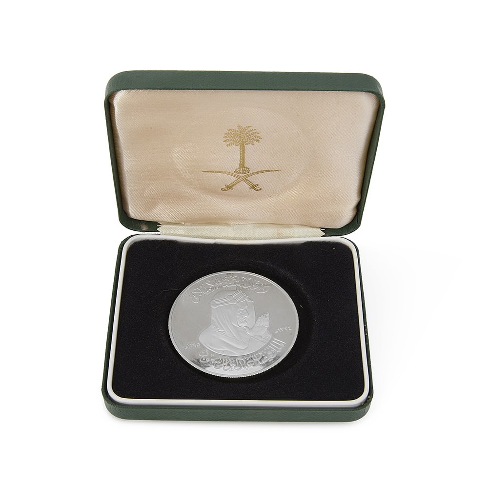 A SILVER PROOF MEDAL COMMEMORATING SAUDI ARABIA KING FAISAL (1 of 2)