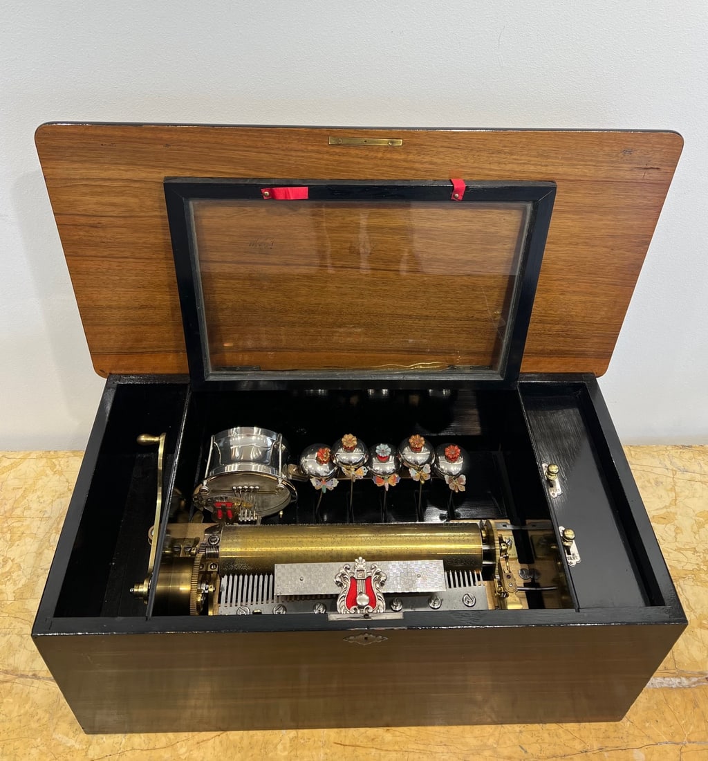 A RARE 19TH CENTURY SWISS MUSIC BOX WITH BELLS AND DRUM: A RARE 19TH CENTURY SWISS MUSIC BOX WITH BELLS AND DRUM A RARE 19TH CENTURY SWISS MUSIC BOX WITH BELLS AND DRUM of substantial size, the rectangular walnut and marquetry inlaid case with hinged livd o