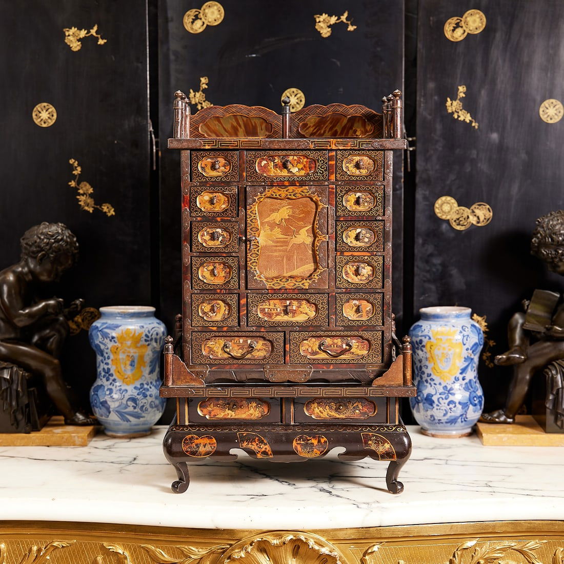A FINE LATE 19TH CENTURY JAPANESE TORTOISESHELL, LACQUER AND GOLD TABLE CABINET (1 of 12)