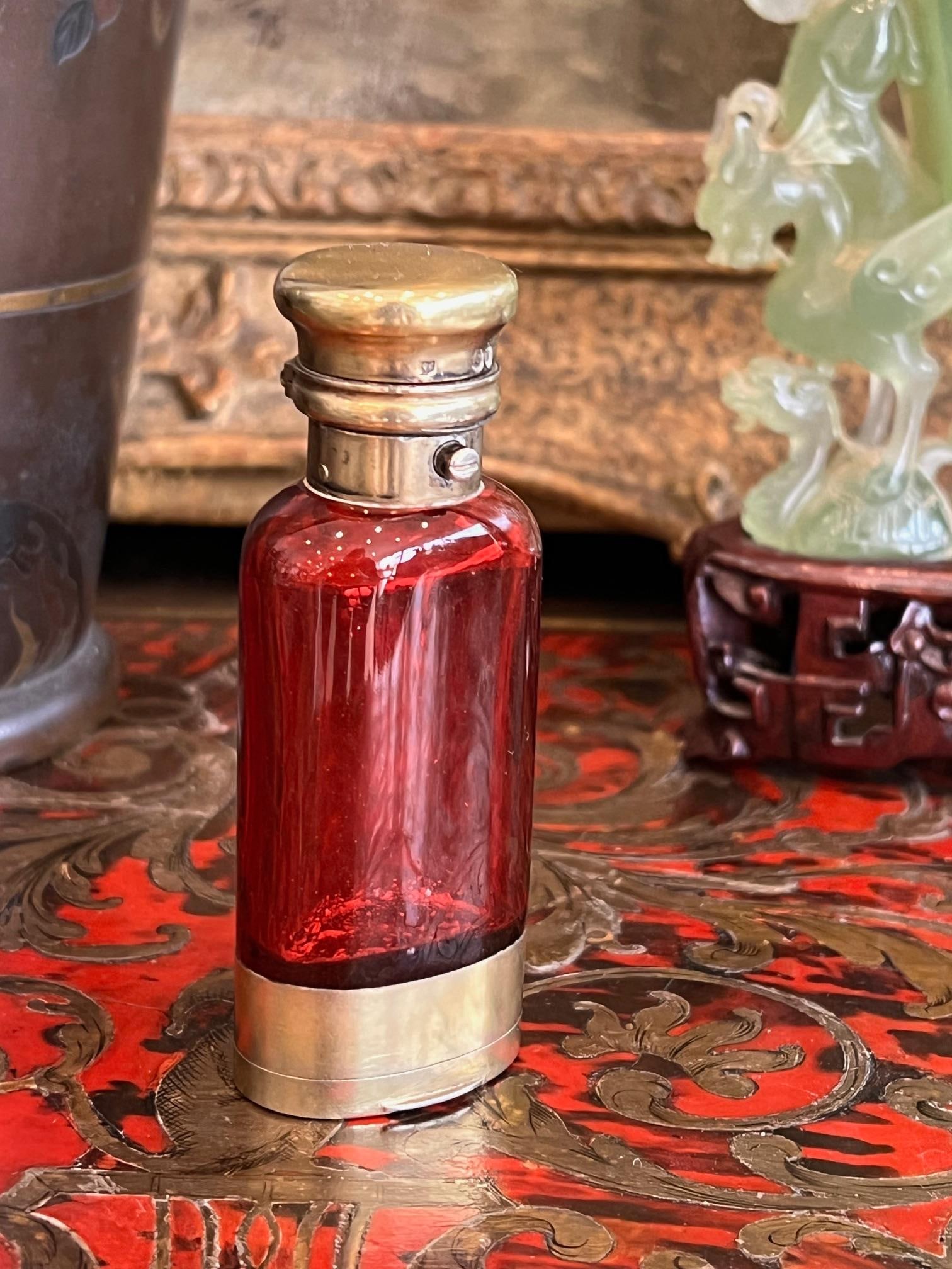 SAMSON MORDAN: A 19TH CENTURY SILVER AND GLASS SCENT BOTTLE VINAIGRETTE, 1880 (1 of 4)