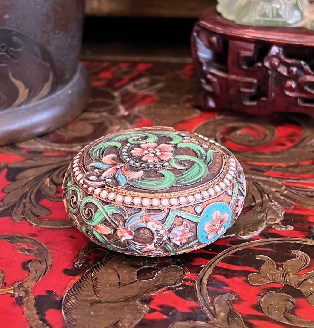 A LATE 19TH / EARLY 20TH CENTURY RUSSIAN SILVER GILT AND ENAMELLED PILL BOX: A LATE 19TH / EARLY 20TH CENTURY RUSSIAN SILVER GILT AND ENAMELLED PILL BOX A LATE 19TH / EARLY 20TH CENTURY RUSSIAN SILVER GILT AND ENAMELLED PILL BOX of circular form, with cloisonne enamel decorati