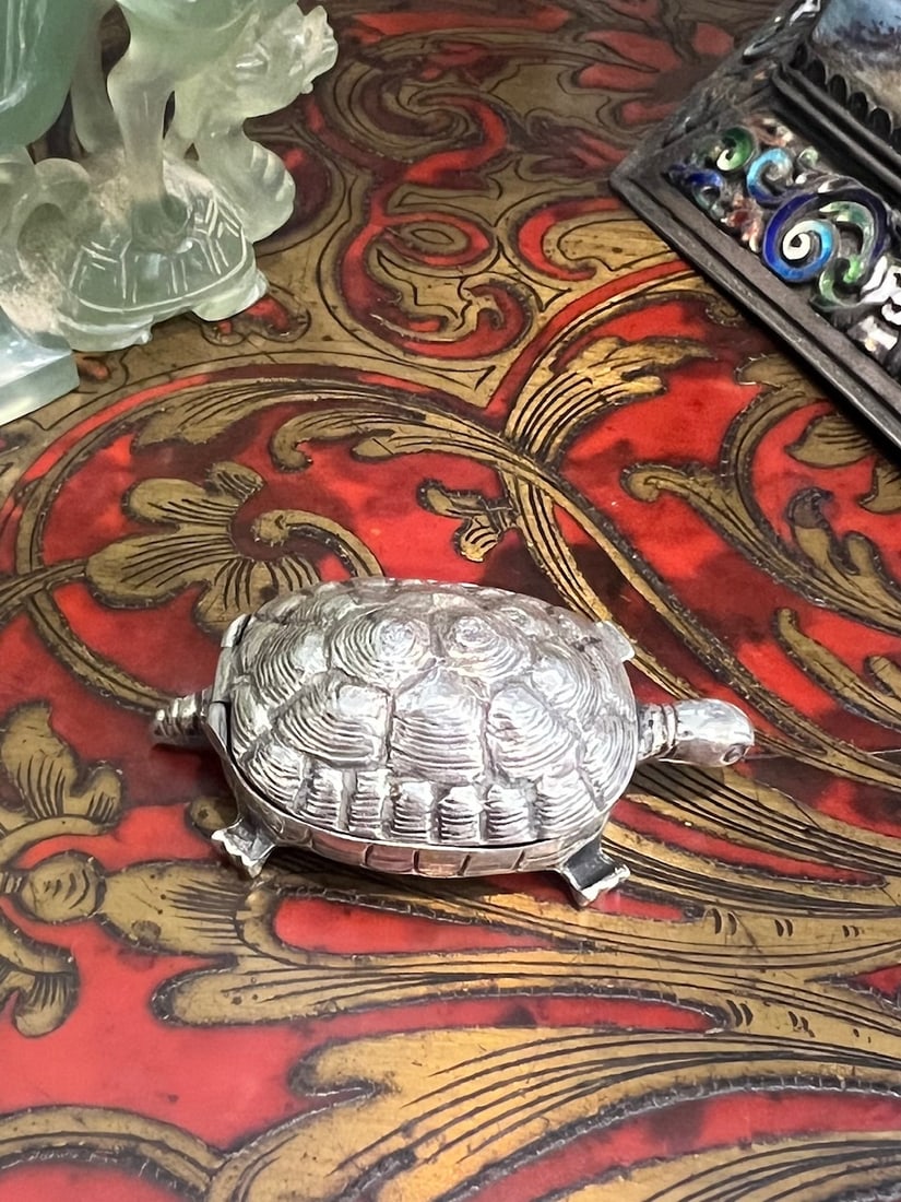 A CONTINENTAL SILVER TORTOISE PILL BOX: A CONTINENTAL SILVER TORTOISE PILL BOX A CONTINENTAL SILVER TORTOISE PILL BOX probably Italian or German, marked ot the underside 835, 26 grams 5.5cm in length