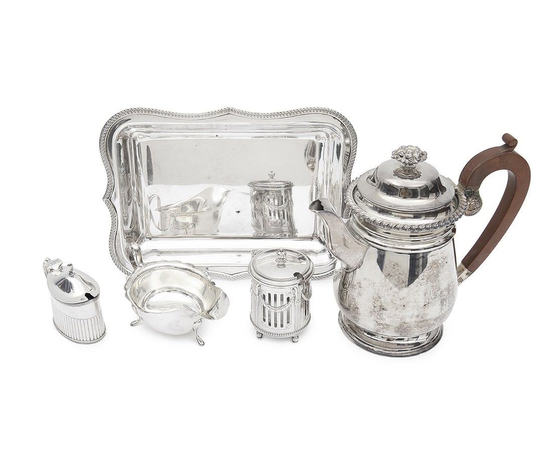 A SMALL MIXED LOT OF SILVER AND SILVER PLATE: A SMALL MIXED LOT OF SILVER AND SILVER PLATE comprising a sterling silver gravy jug, hallmarked Sheffield, 1933, 105 grams, a sterling silver fluted mustard pot with blue glass liner, hallmarked Londo