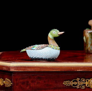 A CHINESE SILVER, ENAMEL AND HARD STONE MOUNTED MODEL OF A DUCK: A CHINESE SILVER, ENAMEL AND HARD STONE MOUNTED MODEL OF A DUCK decorated in cloisonne enamel, with turquoise gems and filigree feathers, marked to underside 'SILVER', 16cm wide