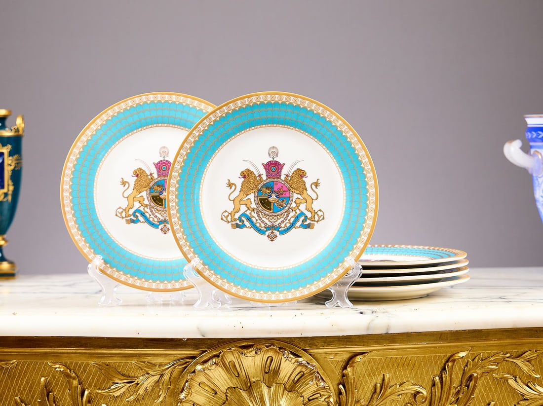 A SET OF SIX IMPERIAL PORCELAIN PLATES OF PERSIA BY SPODE: A SET OF SIX IMPERIAL PORCELAIN PLATES OF PERSIA BY SPODE for the Persian market, the commerorative plate depicting a crest within a turquoise border with gilt highlights, the reverse inscribed 'THE I