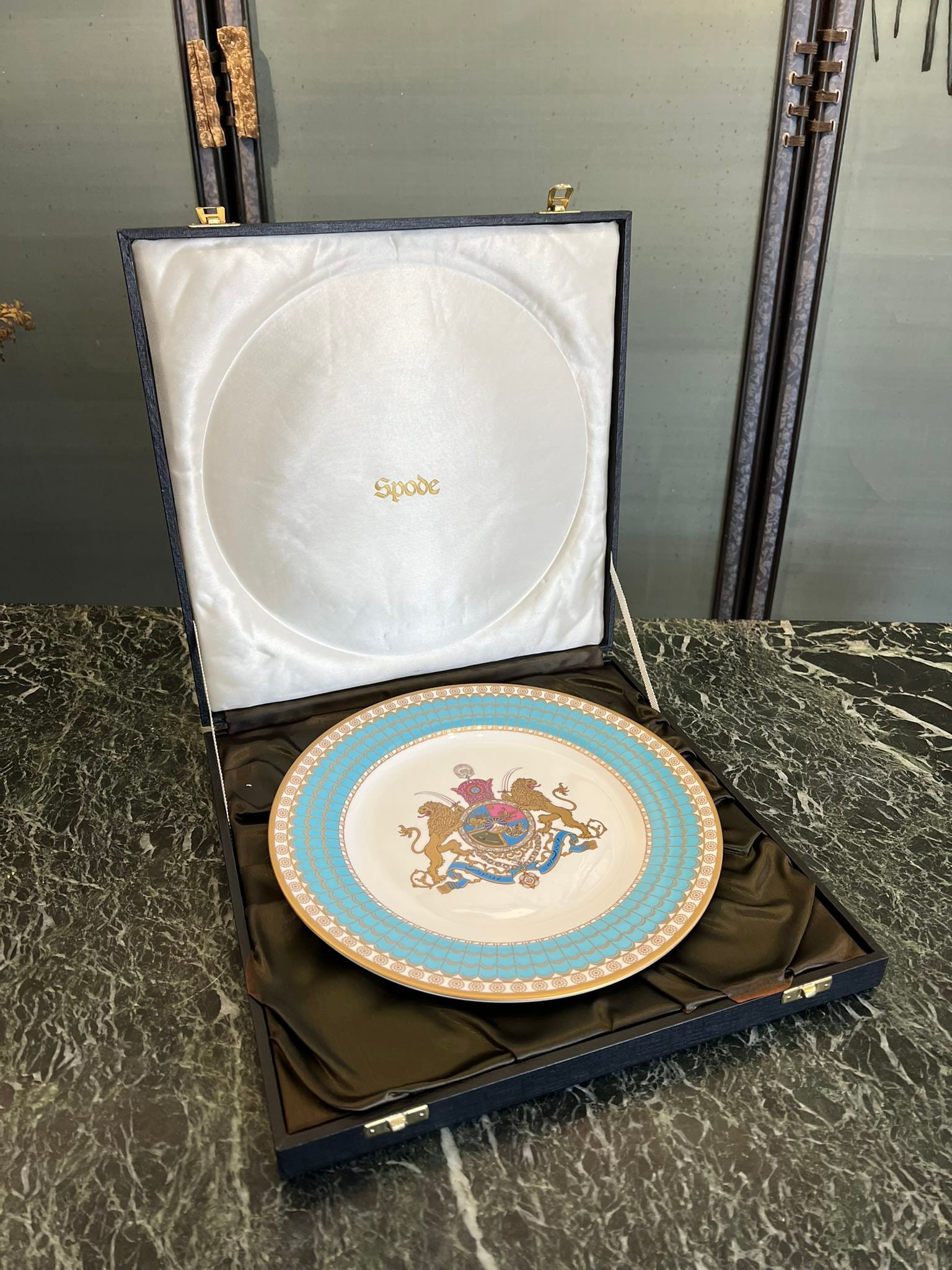 AN IMPERIAL PORCELAIN PLATE OF PERSIA BY SPODE IN DISPLAY BOX: AN IMPERIAL PORCELAIN PLATE OF PERSIA BY SPODE for the Persian market, the commerorative plate depicting a crest within a turquoise border with gilt highlights, the reverse inscribed 'THE IMPERIAL PLA