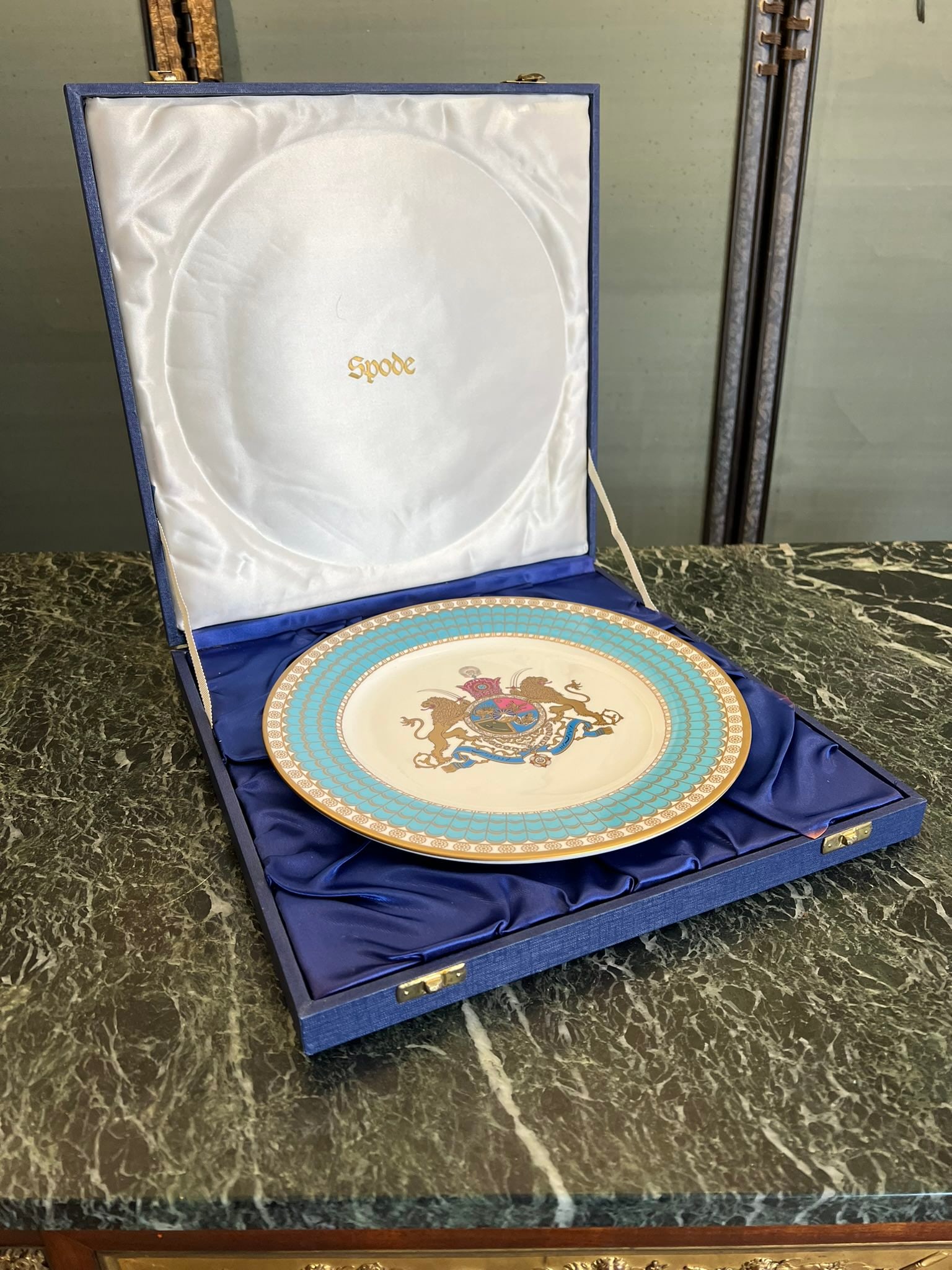 AN IMPERIAL PORCELAIN PLATE OF PERSIA BY SPODE IN DISPLAY BOX: AN IMPERIAL PORCELAIN PLATE OF PERSIA BY SPODE for the Persian market, the commerorative plate depicting a crest within a turquoise border with gilt highlights, the reverse inscribed 'THE IMPERIAL PLA