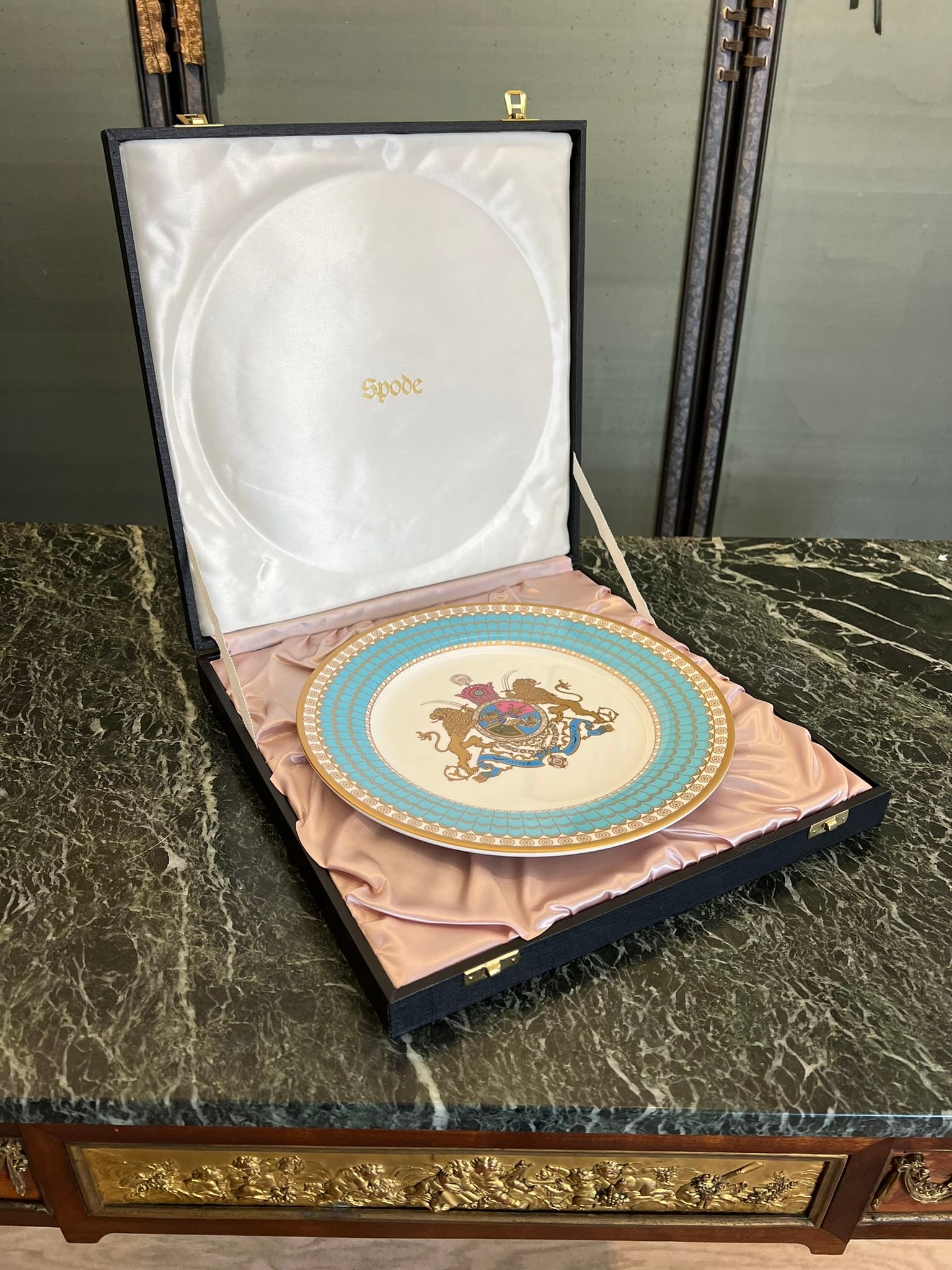 AN IMPERIAL PORCELAIN PLATE OF PERSIA BY SPODE IN DISPLAY BOX: AN IMPERIAL PORCELAIN PLATE OF PERSIA BY SPODE for the Persian market, the commerorative plate depicting a crest within a turquoise border with gilt highlights, the reverse inscribed 'THE IMPERIAL PLA
