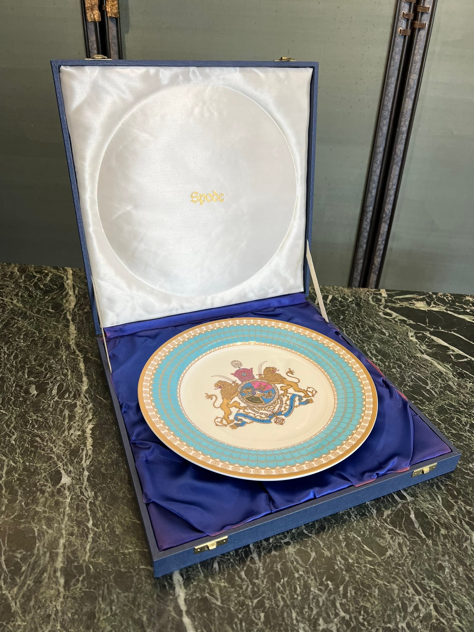 AN IMPERIAL PORCELAIN PLATE OF PERSIA BY SPODE IN DISPLAY BOX: AN IMPERIAL PORCELAIN PLATE OF PERSIA BY SPODE for the Persian market, the commerorative plate depicting a crest within a turquoise border with gilt highlights, the reverse inscribed 'THE IMPERIAL PLA