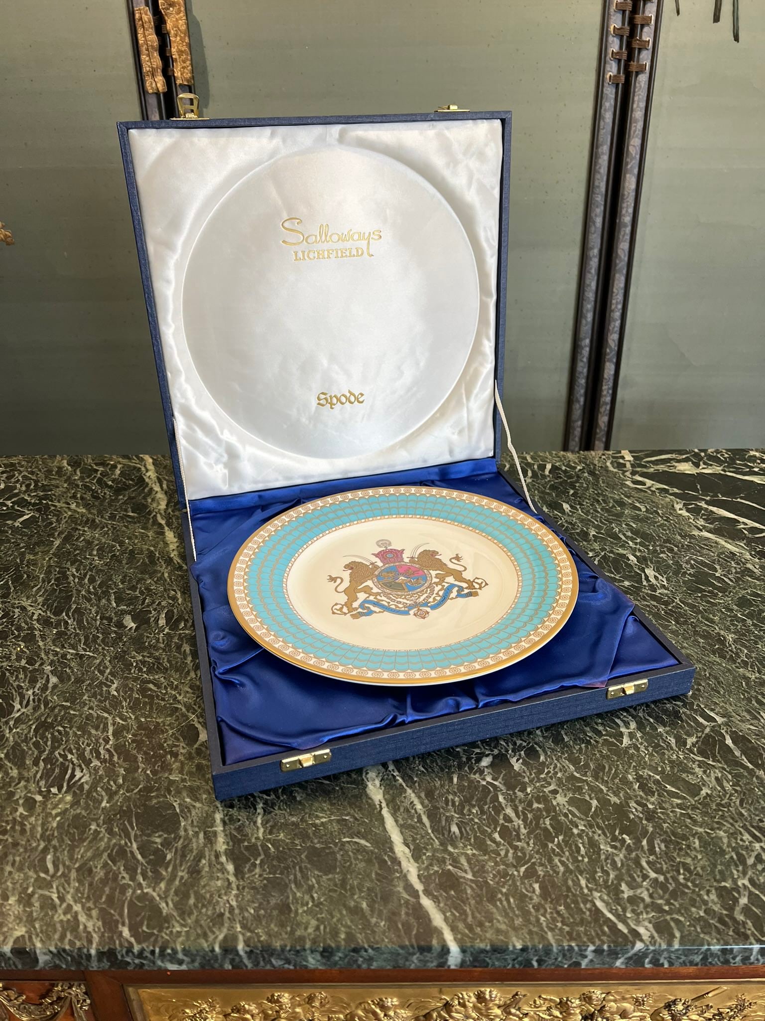 AN IMPERIAL PORCELAIN PLATE OF PERSIA BY SPODE IN DISPLAY BOX: AN IMPERIAL PORCELAIN PLATE OF PERSIA BY SPODE for the Persian market, the commerorative plate depicting a crest within a turquoise border with gilt highlights, the reverse inscribed 'THE IMPERIAL PLA