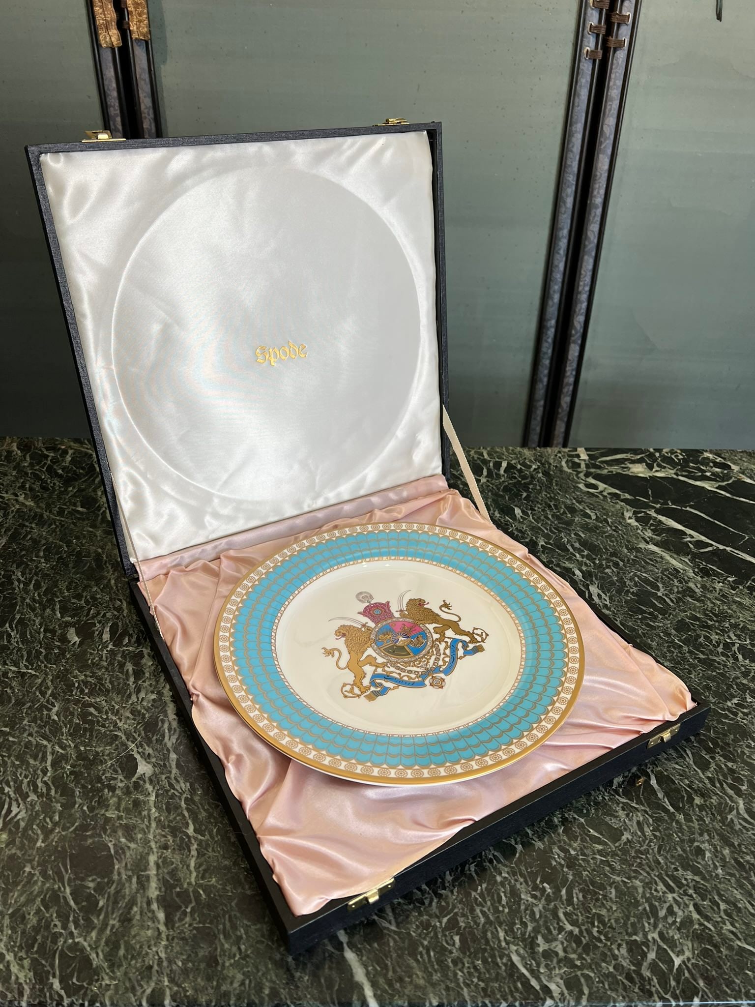 AN IMPERIAL PORCELAIN PLATE OF PERSIA BY SPODE IN DISPLAY BOX: AN IMPERIAL PORCELAIN PLATE OF PERSIA BY SPODE for the Persian market, the commerorative plate depicting a crest within a turquoise border with gilt highlights, the reverse inscribed 'THE IMPERIAL PLA