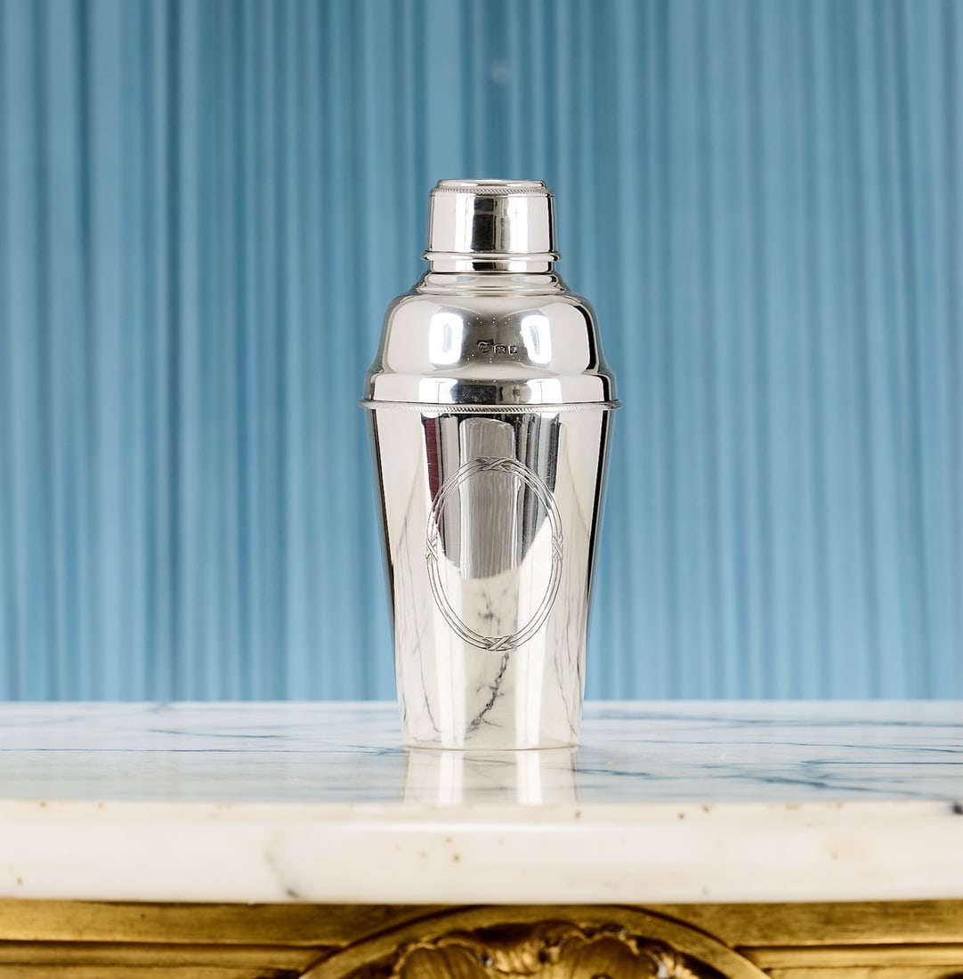 AN ART DECO STERLING SILVER COCKTAIL SHAKER, LONDON, 1923, GOLDSMITHS & SILVERSMITHS CO LTD. (1 of 1)