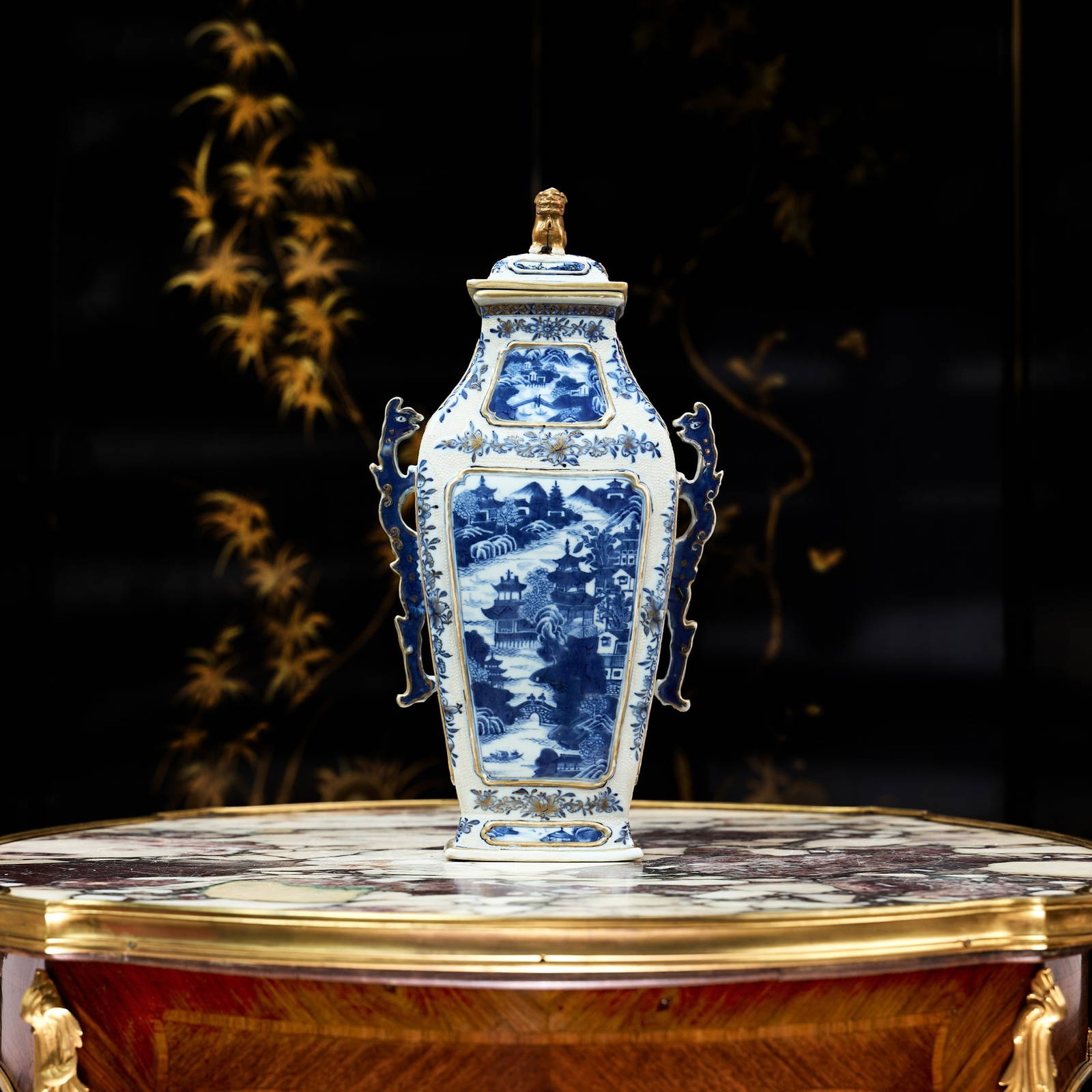 A CHINESE PORCELAIN BLUE AND WHITE LIDDED VASE
