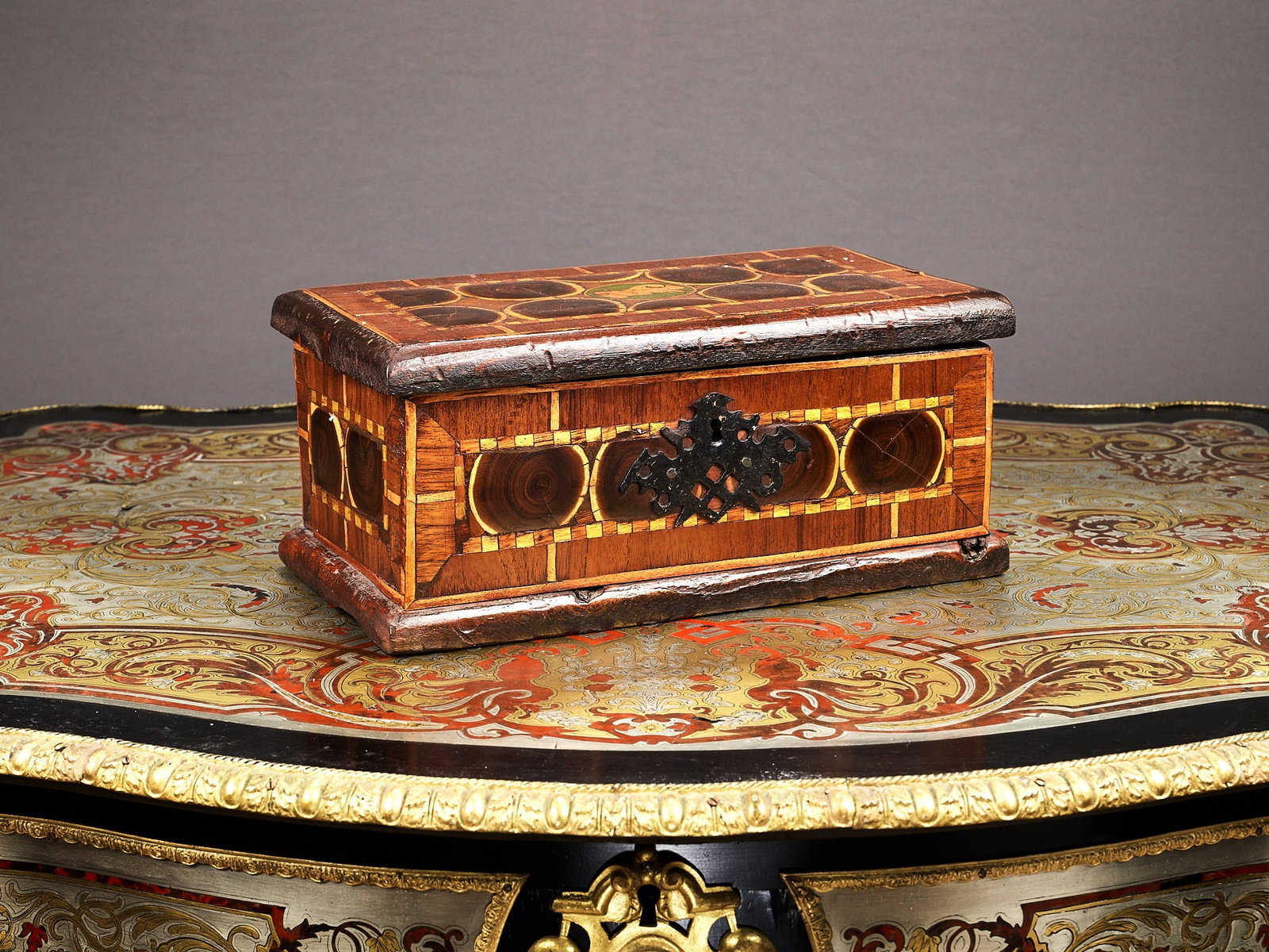 A 17TH CENTURY STYLE MARQUETRY AND OYSTER VENEERED OLIVE WOOD LACE BOX: A 17TH CENTURY STYLE MARQUETRY AND OYSTER VENEERED OLIVE WOOD LACE BOX the rectangular casket inlaid with William and Mary style oyster veneered olive wood decoration to the top and sides flanked by c