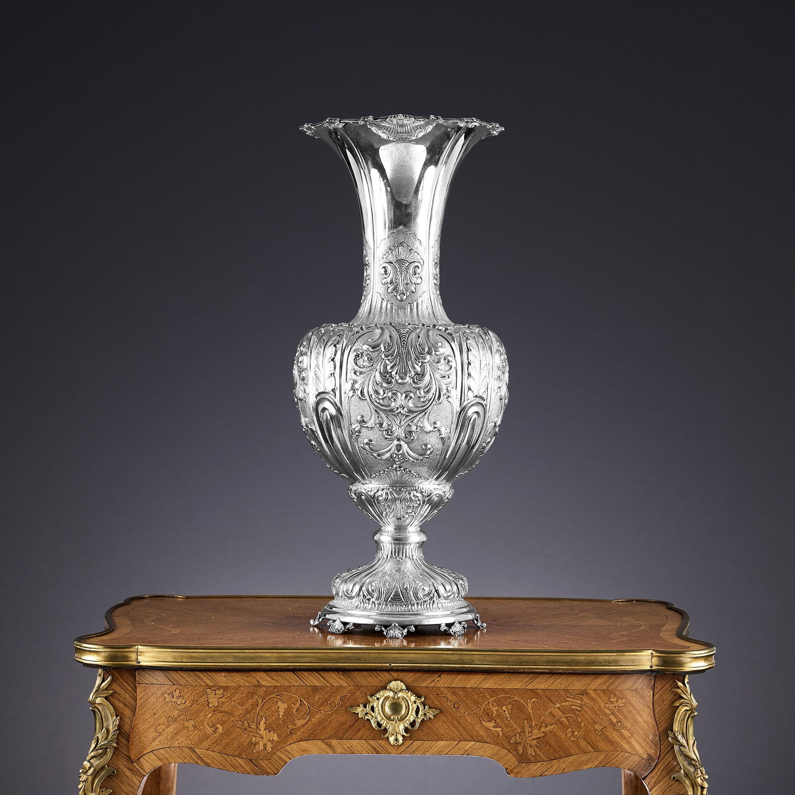 A VERY LARGE SILVER VASE, ITALIAN, 20TH CENTURY (1 of 8)