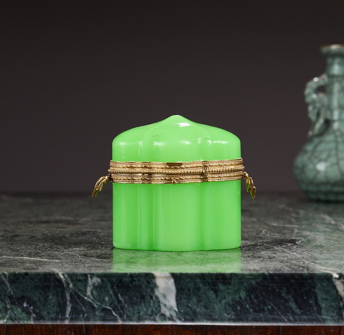 AN EARLY 20TH CENTURY FRENCH URANIUM GLASS CASKET (1 of 4)