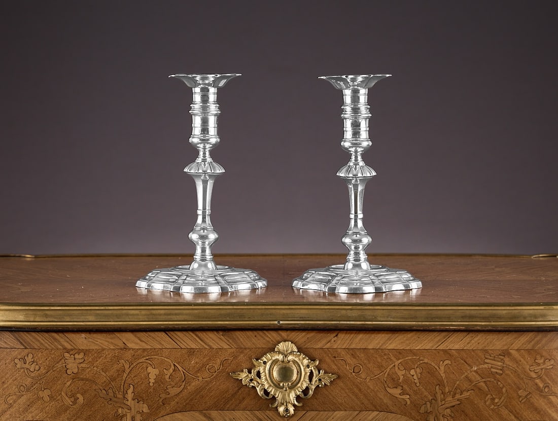 A PAIR OF GEORGE II STERLING SILVER CAST CANDLESTICKS C.1739 JAMES GOULD (1 of 18)