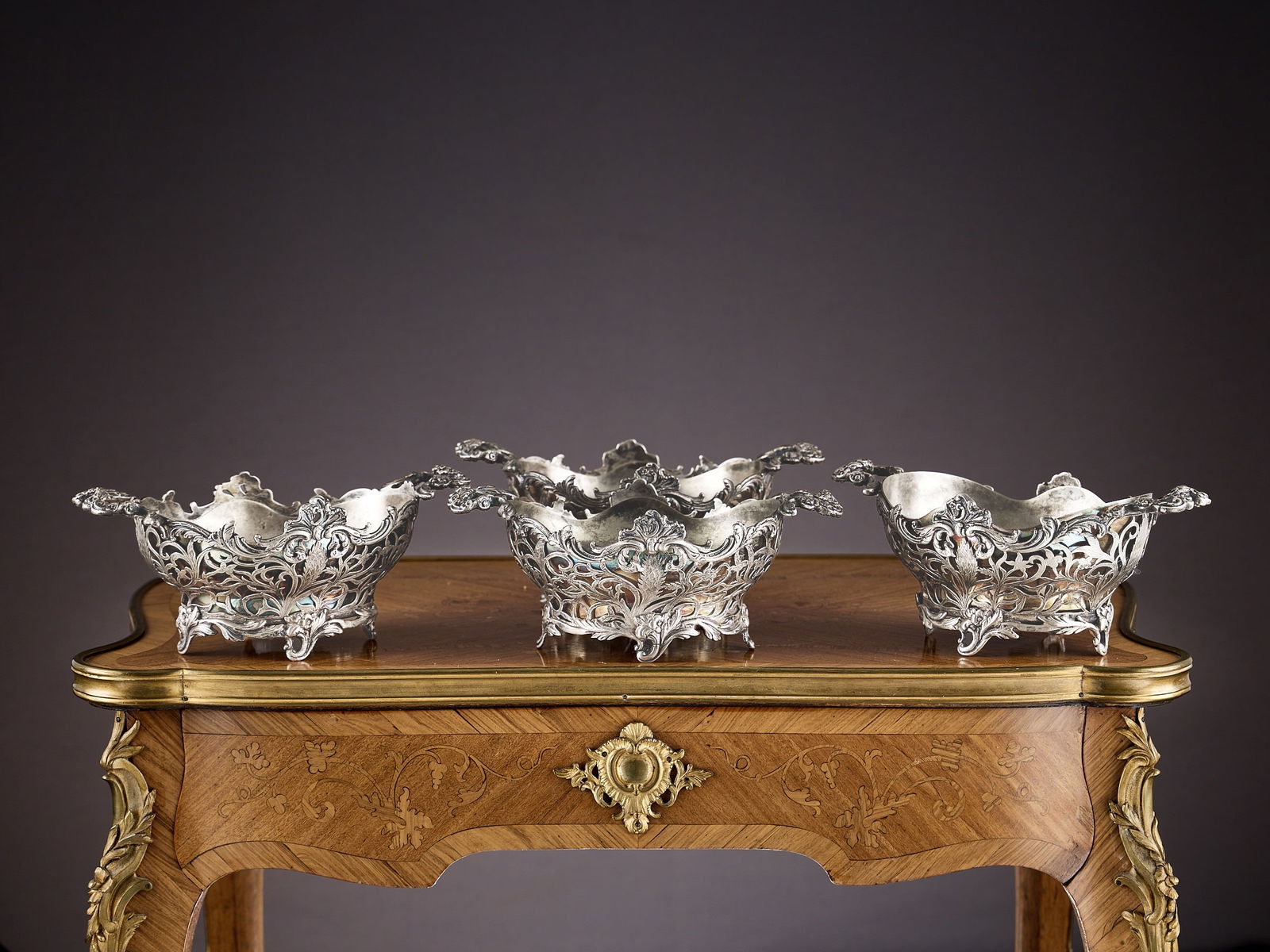 A SET OF FOUR 19TH CENTURY STERLING SILVER BOWLS, 1899, WILLIAM COMYNS & SONS (1 of 1)
