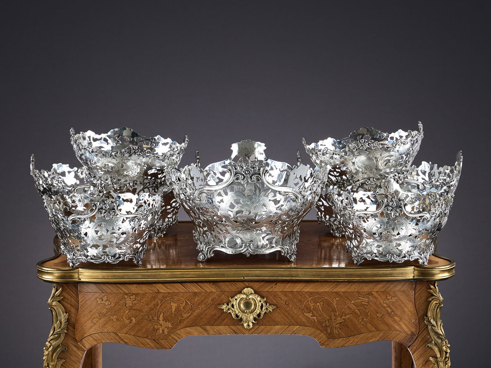 AN IMPRESSIVE SUITE OF SEVEN STERLING SILVER SERVING BASKETS, EARLY 20TH CENTURY (1 of 13)