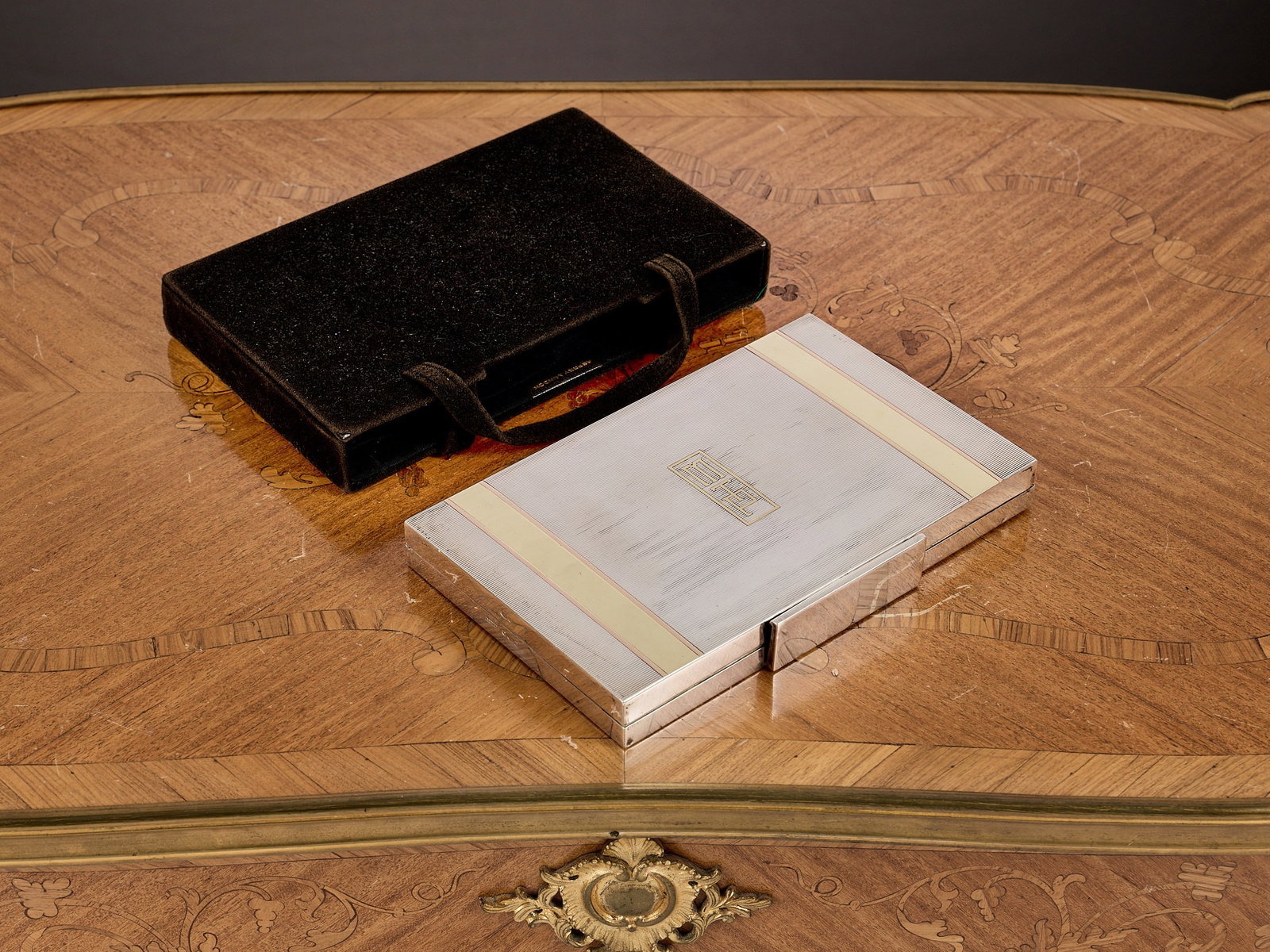 ASPREY & CO. LONDON: AN ART DECO STERLING SILVER MINAUDIERE C. 1935: ASPREY & CO. LONDON: AN ART DECO STERLING SILVER MINAUDIERE C. 1935 the make up case with linear engine turned decoration to exterior of case and silver gilt border, with initials MTP, the rectang