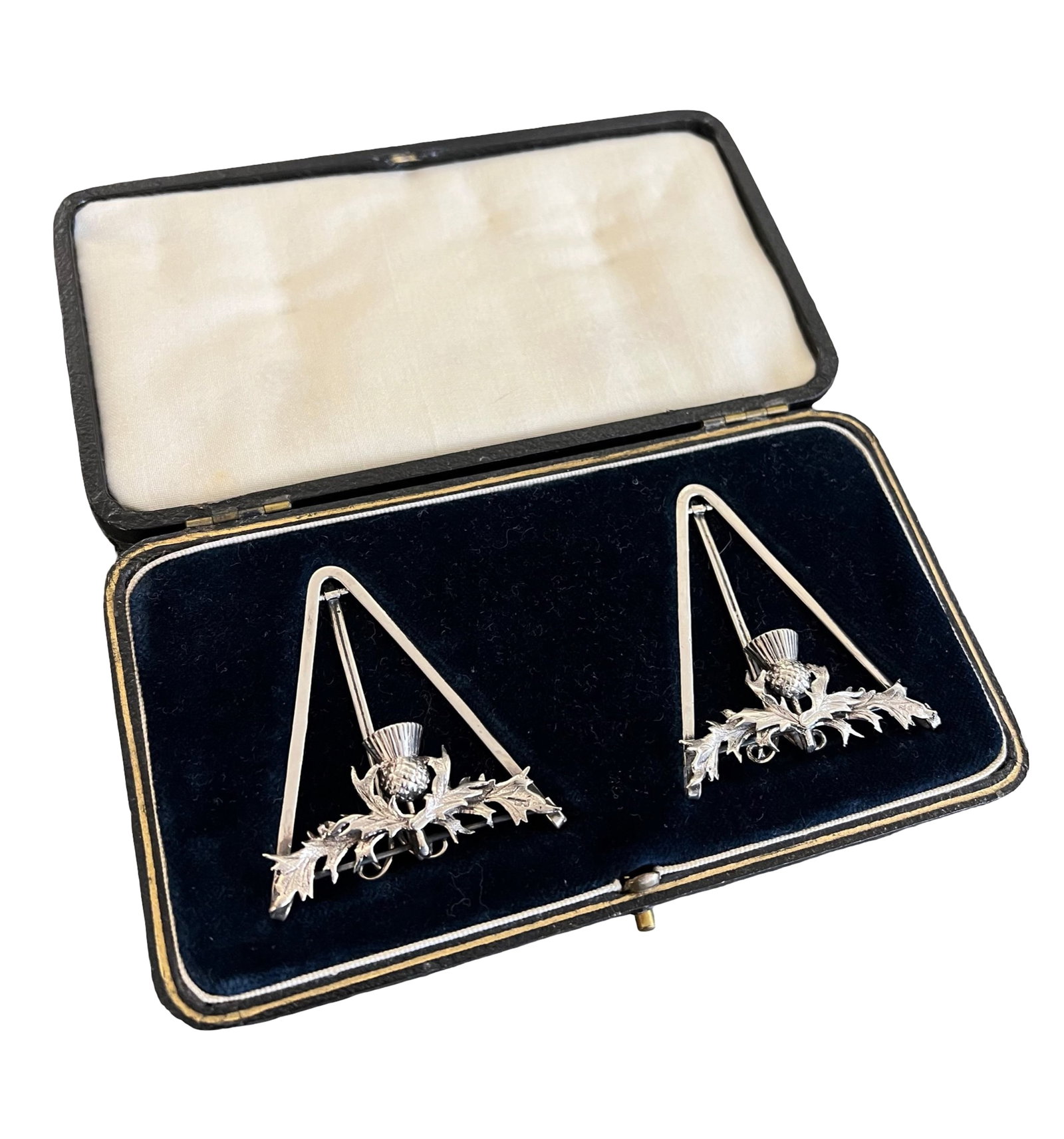 A PAIR OF EDWARDIAN STERLING SILVER MENU HOLDERS IN ORIGINAL BOX, C. 1906 (1 of 2)