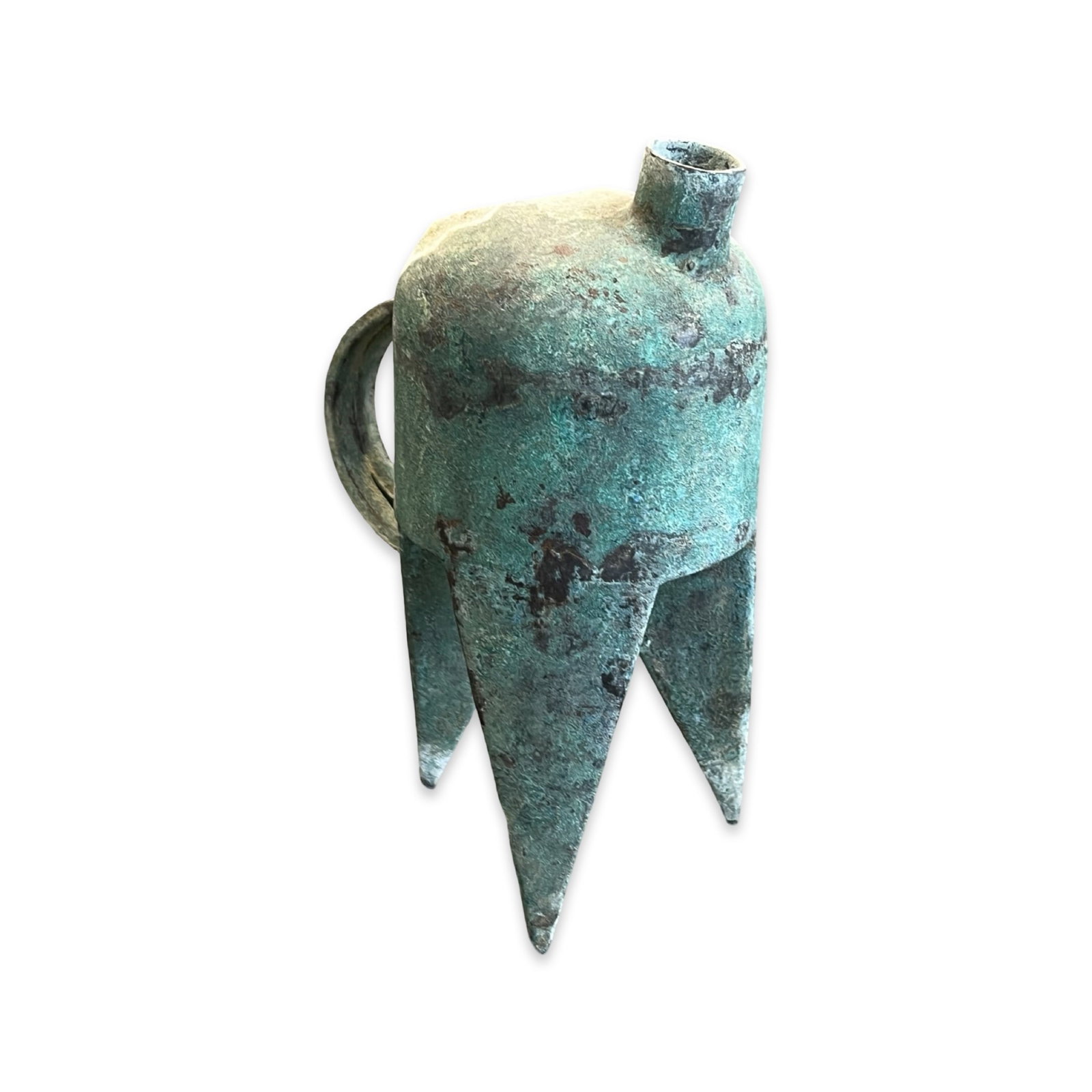 A CHINESE ARCHAIC STYLE METAL RITUAL VESSEL: A CHINESE ARCHAIC STYLE METAL RITUAL VESSEL the three legged tripod ritual wine vessel with handle to the side, green patination / verdi gris 17cm high