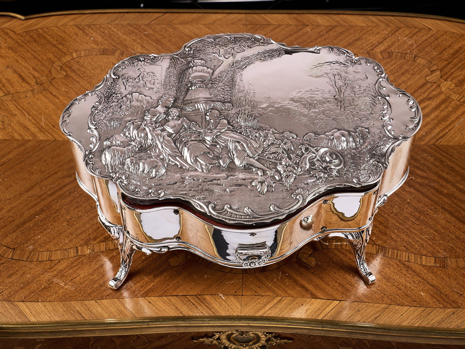 A FINE EARLY 20TH CENTURY STERLING SILVER JEWELLERY BOX, C.1901, WILLIAM COMYNS (1 of 9)
