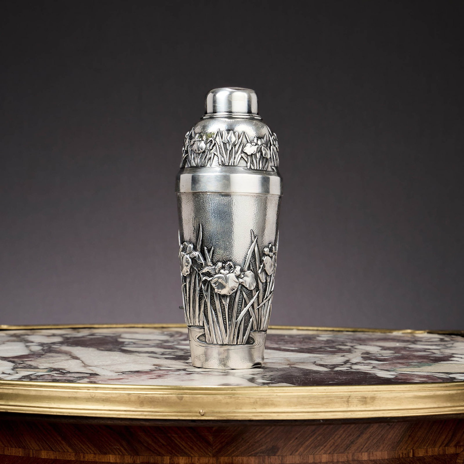 A FINE JAPANESE SILVER CHRYSANTHEMUM PATTERN COCKTAIL SHAKER, C. 1920 (1 of 5)