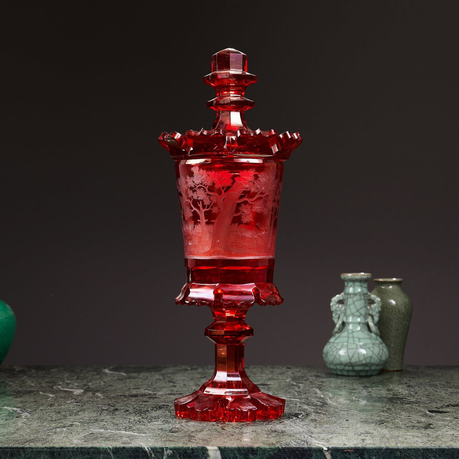 A FINE MID 19TH CENTURY BOHEMIAN RUBY STAINED AND ENGRAVED GLASS VASE AND COVER (1 of 10)
