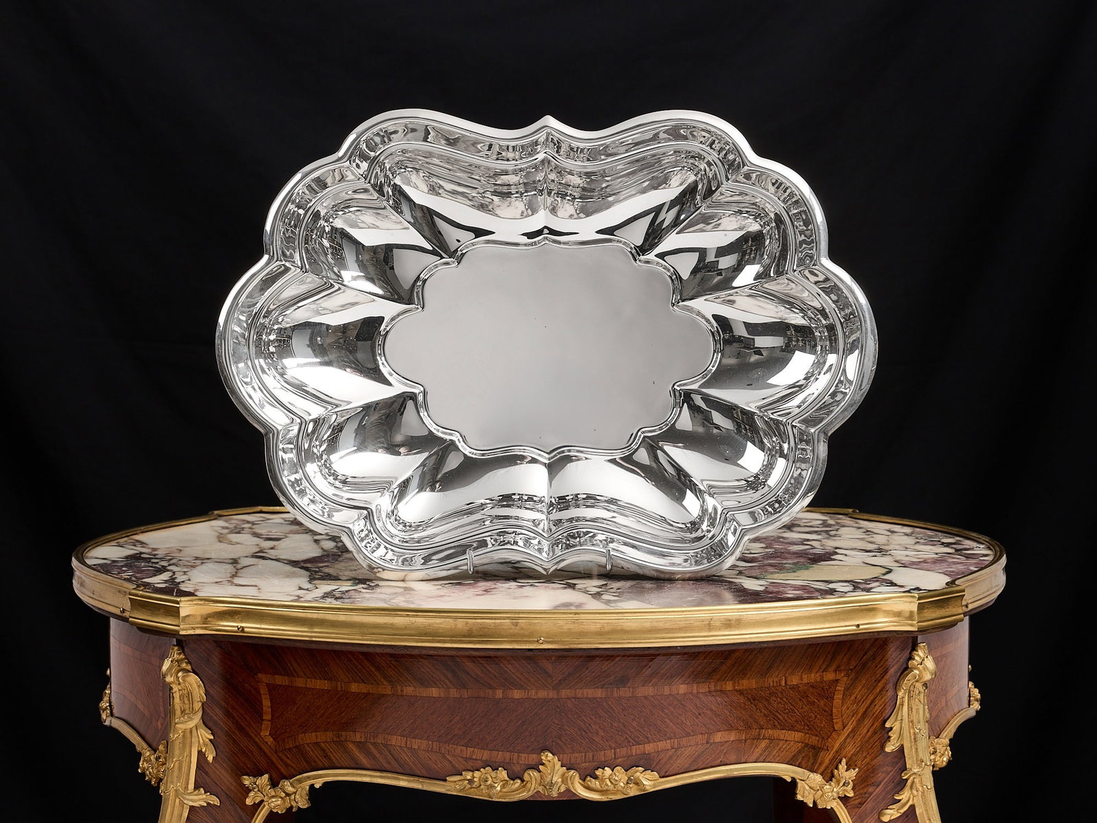 AN AMERICAN STERLING SILVER SERVING DISH, REED AND BARTON: AN AMERICAN STERLING SILVER SERVING DISH, REED AND BARTON the large 20th century Modernist silver shallow fruit bowl or dish of scalloped outline with shaped centre, marked to underside 'STERLING X957