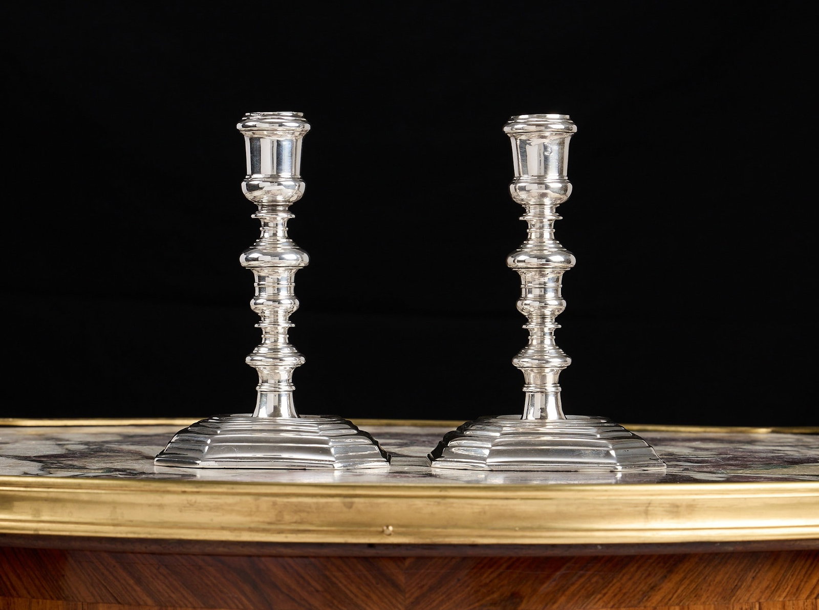 A RARE PAIR OF WILLIAM III PERIOD STERLING SILVER CANDLESTICKS, C. 1699, ANDREW RAVEN (1 of 16)
