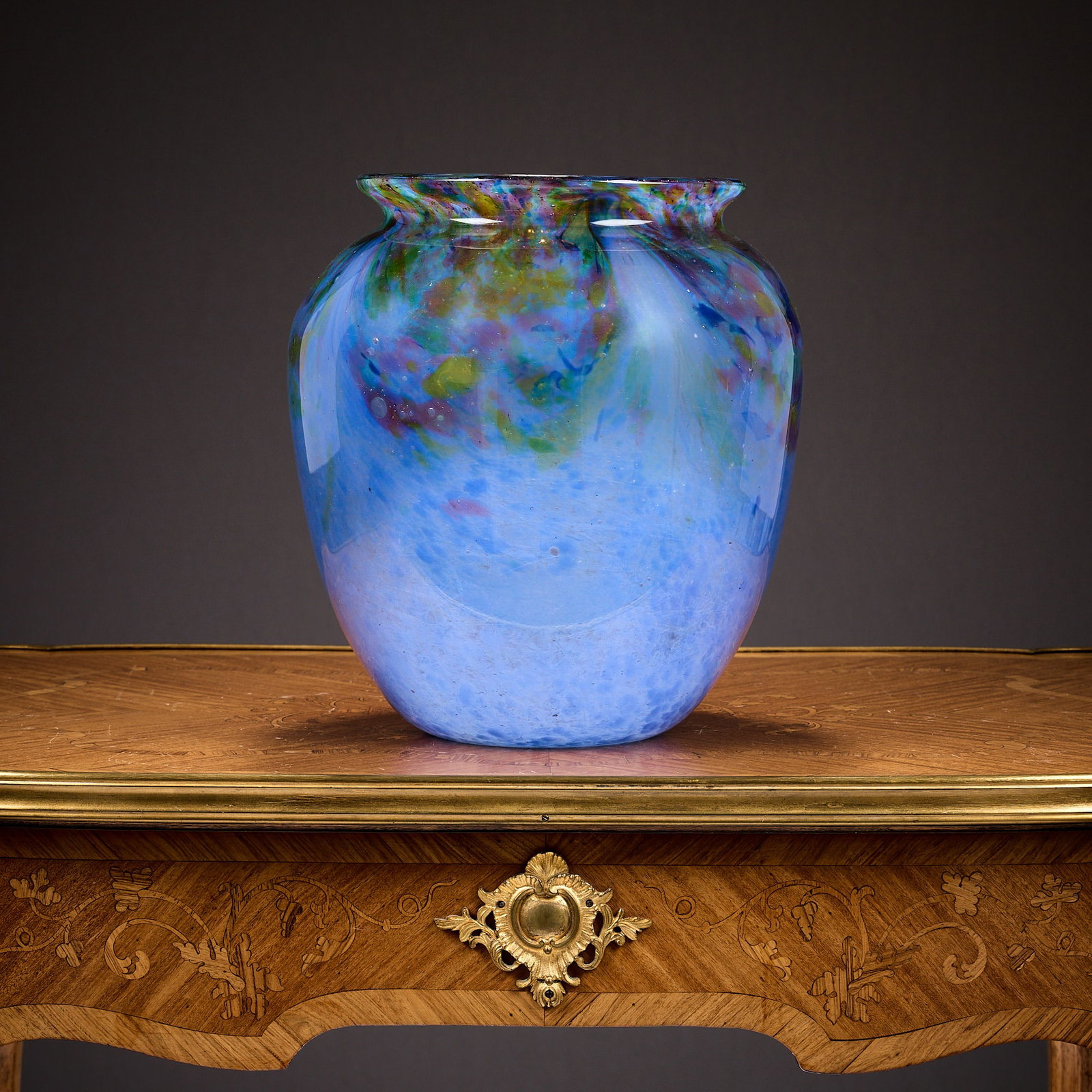 A LARGE MOTTLED GLASS VASE, POSSIBLY MONART (1 of 7)