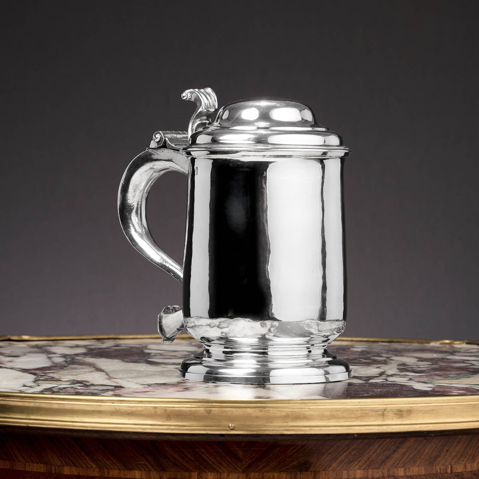 A RARE GEORGE I STERLING SILVER LIDDED TANKARD C.1726 (1 of 17)