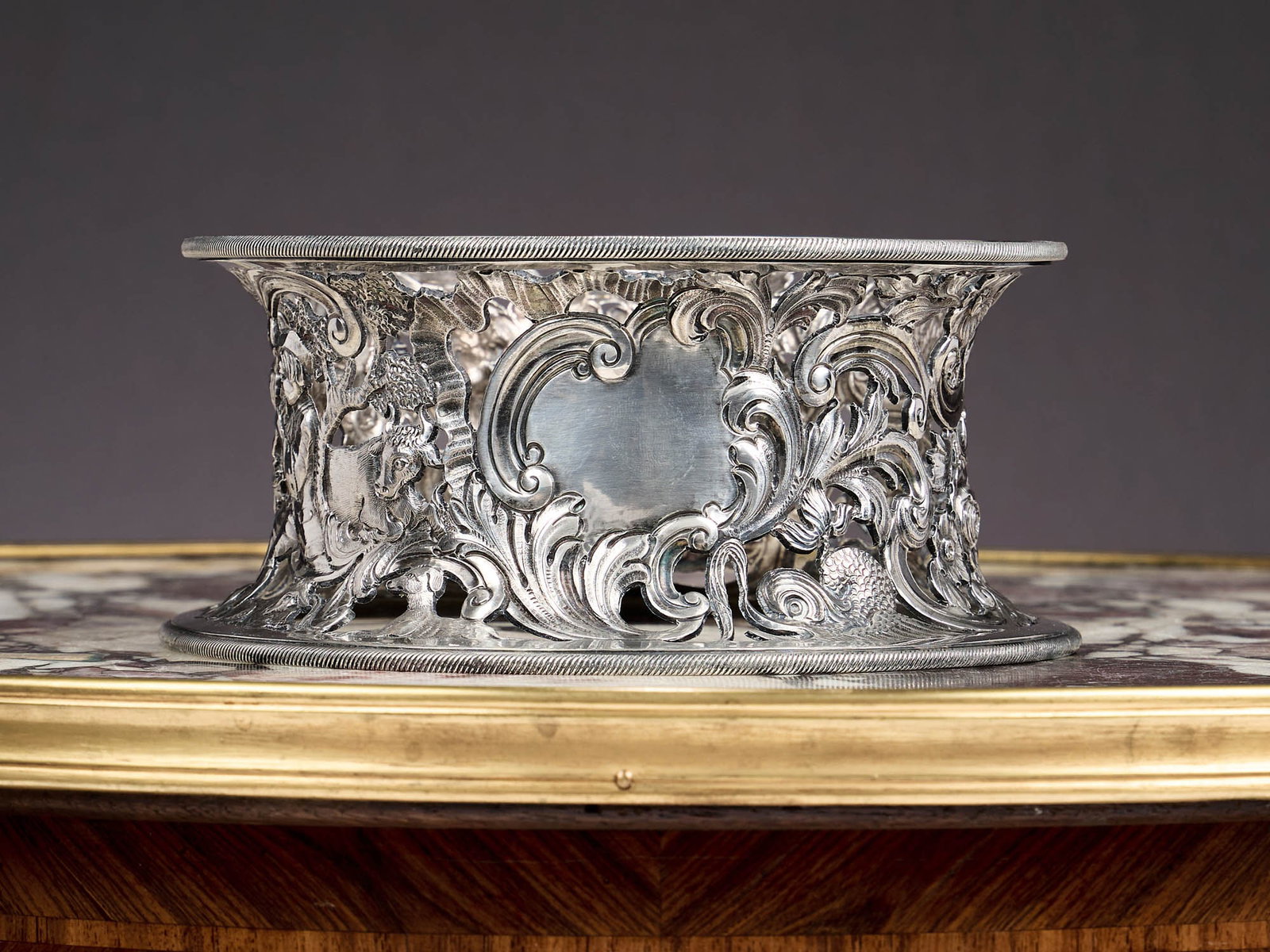 AN EDWARDIAN STERLING SILVER DISH RING, LONDON, C. 1905: AN EDWARDIAN STERLING SILVER DISH RING, LONDON, C. 1905 the early 20th century antique dish ring of heavy, fine quality, in the Georgian 18th century style, the body with pierced decoration of oxen an
