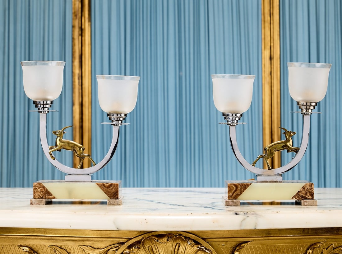 A PAIR OF ART DECO STYLE ONYX AND BRONZE TABLE LAMPS (1 of 2)
