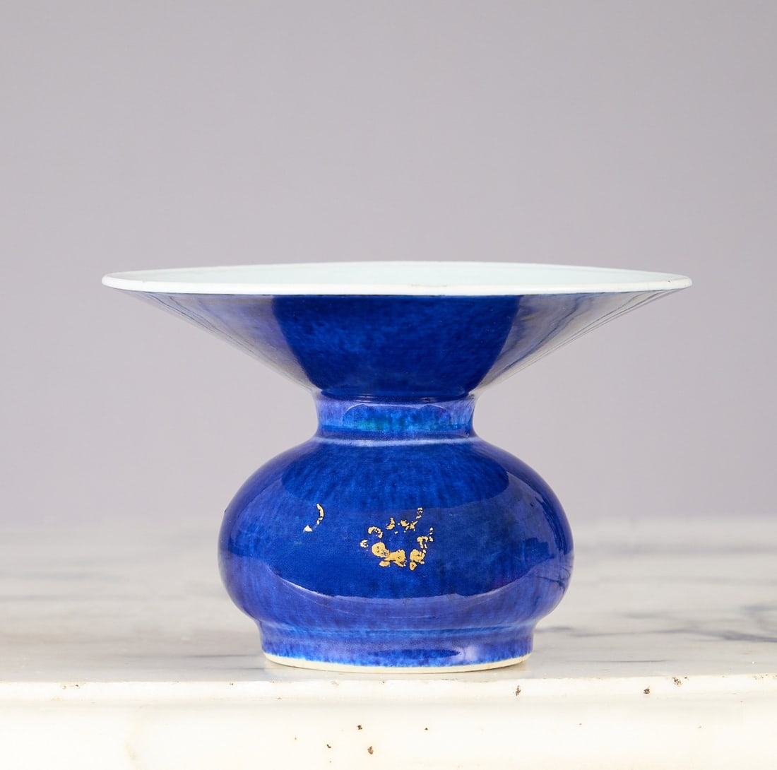 AN 18TH / 19TH CENTURY CHINESE EXPORT PORCELAIN SPITTOON: AN 18TH / 19TH CENTURY CHINESE EXPORT PORCELAIN SPITTOON Chinese for the Indian market, possibly Kangxi period, with rounded body and gently sloping wide rim with gilt decoration on a mottled cobalt b